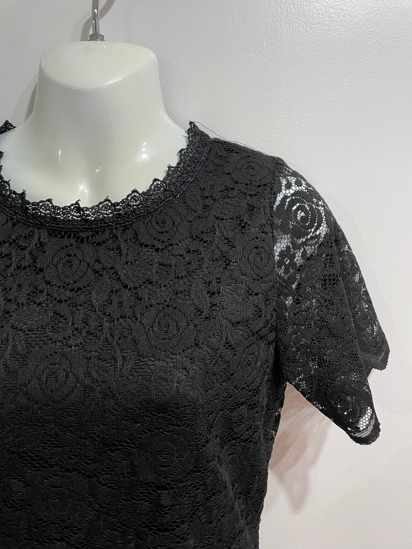 Classic Black Lace Short-Sleeve Shift Dress – Small