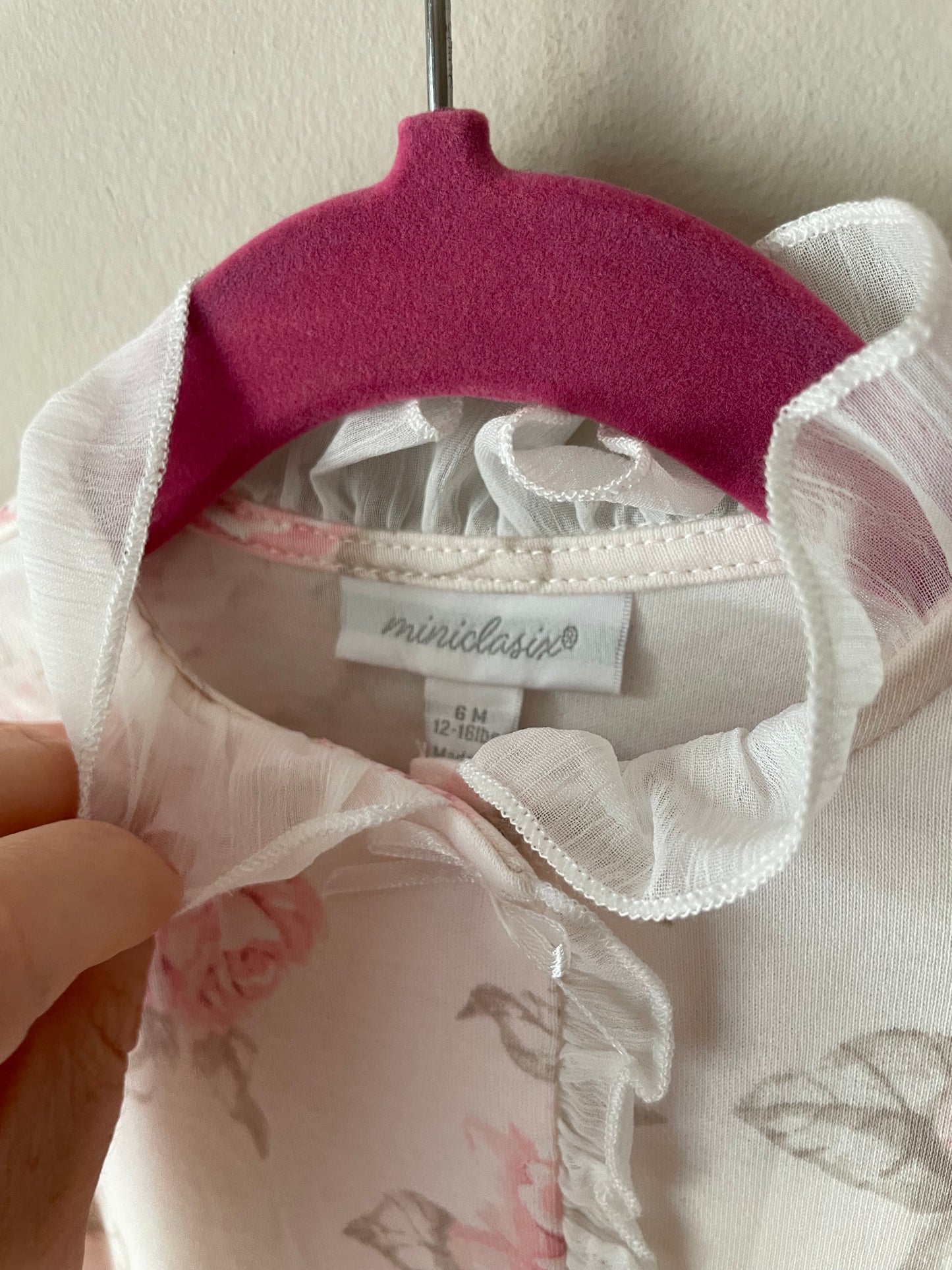 Miniclasix Rose Print Ruffle Footed Onesie NWT – Size 6M (12–16lb)