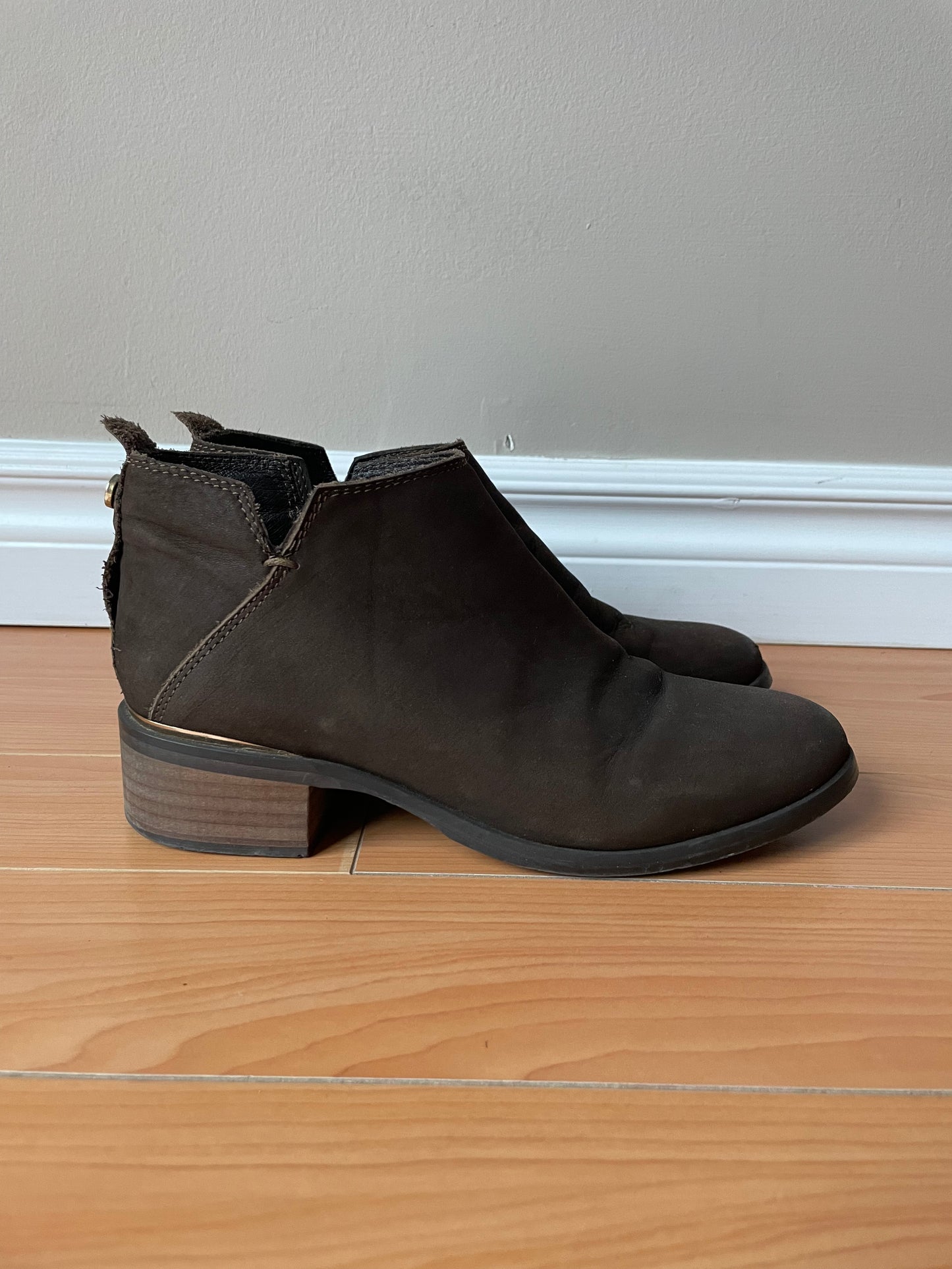 Steve Madden Kessey Brown Nubuck Leather Ankle Boots - Size 7