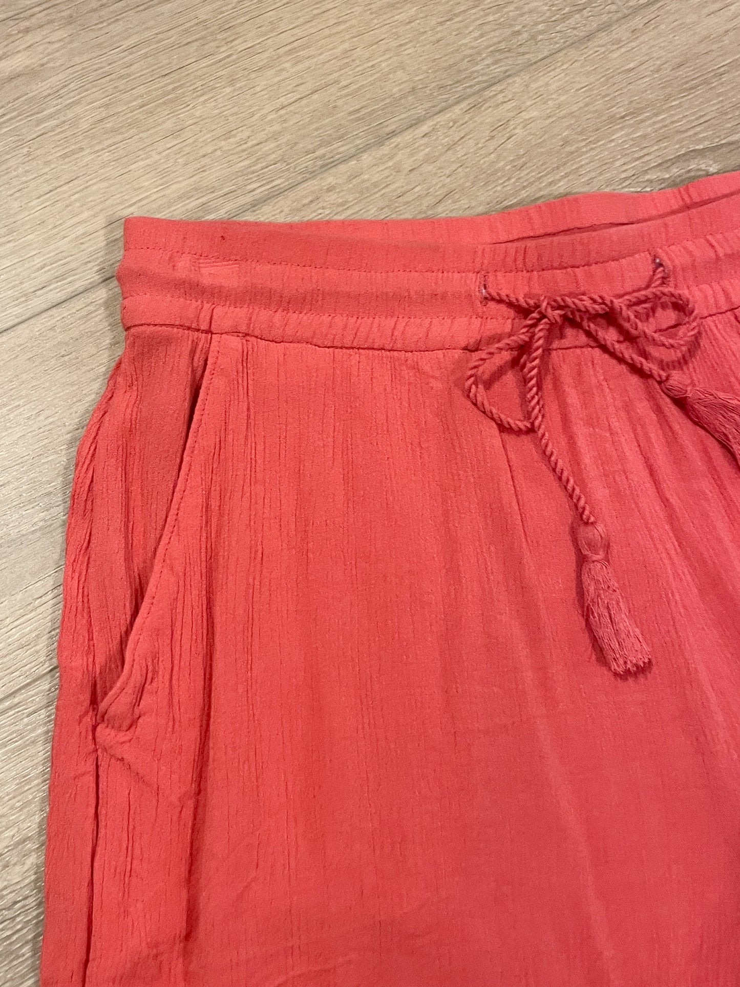 RW&CO Coral Crinkle Viscose Tassel Shorts – Size Small