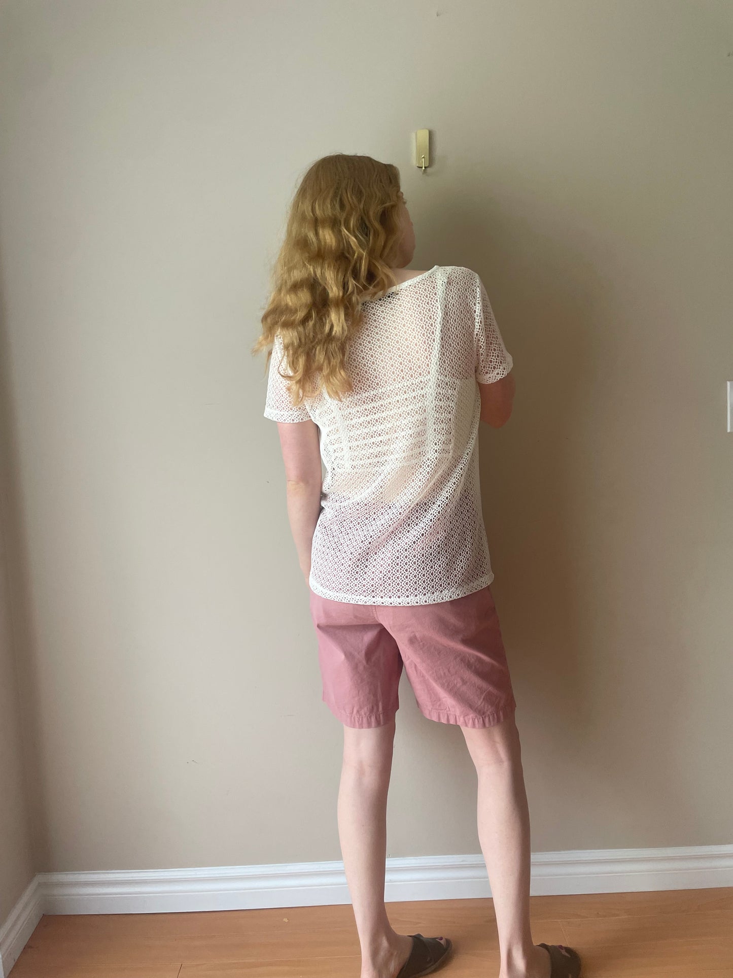 Gabby Isabella White Open-Knit Short Sleeve Top – Medium