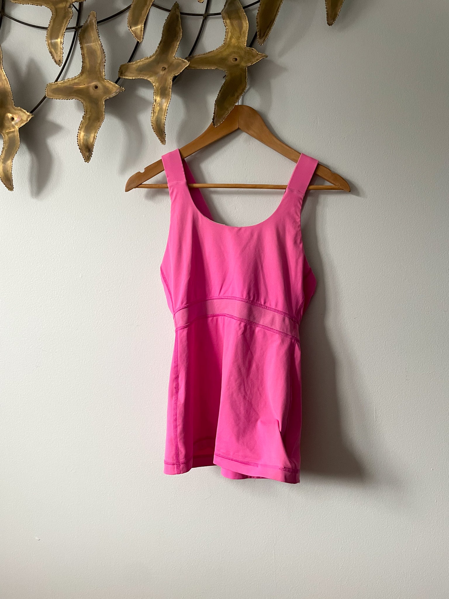 Lululemon Pink Racerback Waist-Length Workout Tank Top - Size 12 – Le Prix  Fashion & Consulting