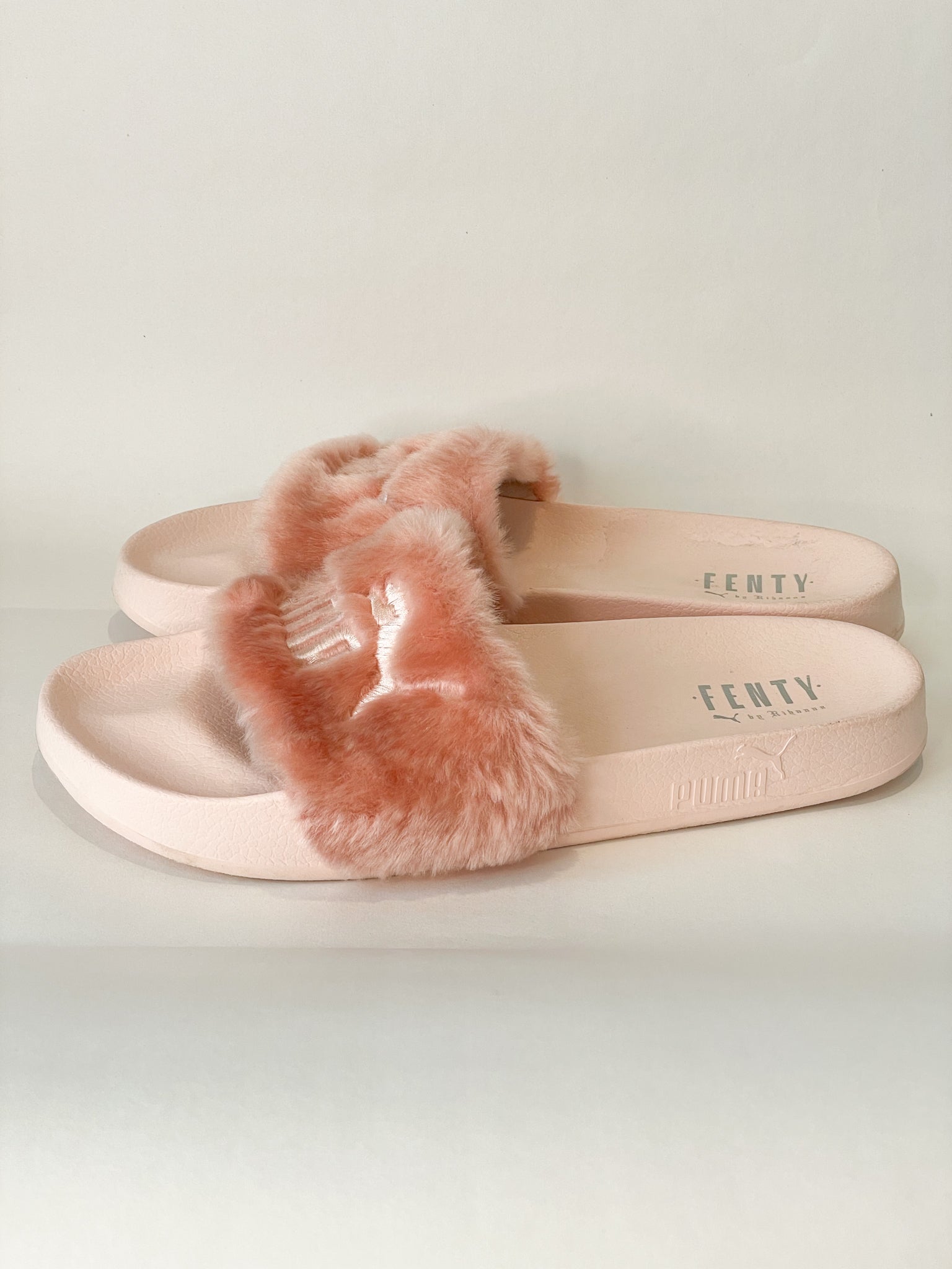 Eventyrer anspore På jorden Fenty X Puma Light Pink Fuzzy Slide Shoes - Size 9 – Le Prix Fashion &  Consulting