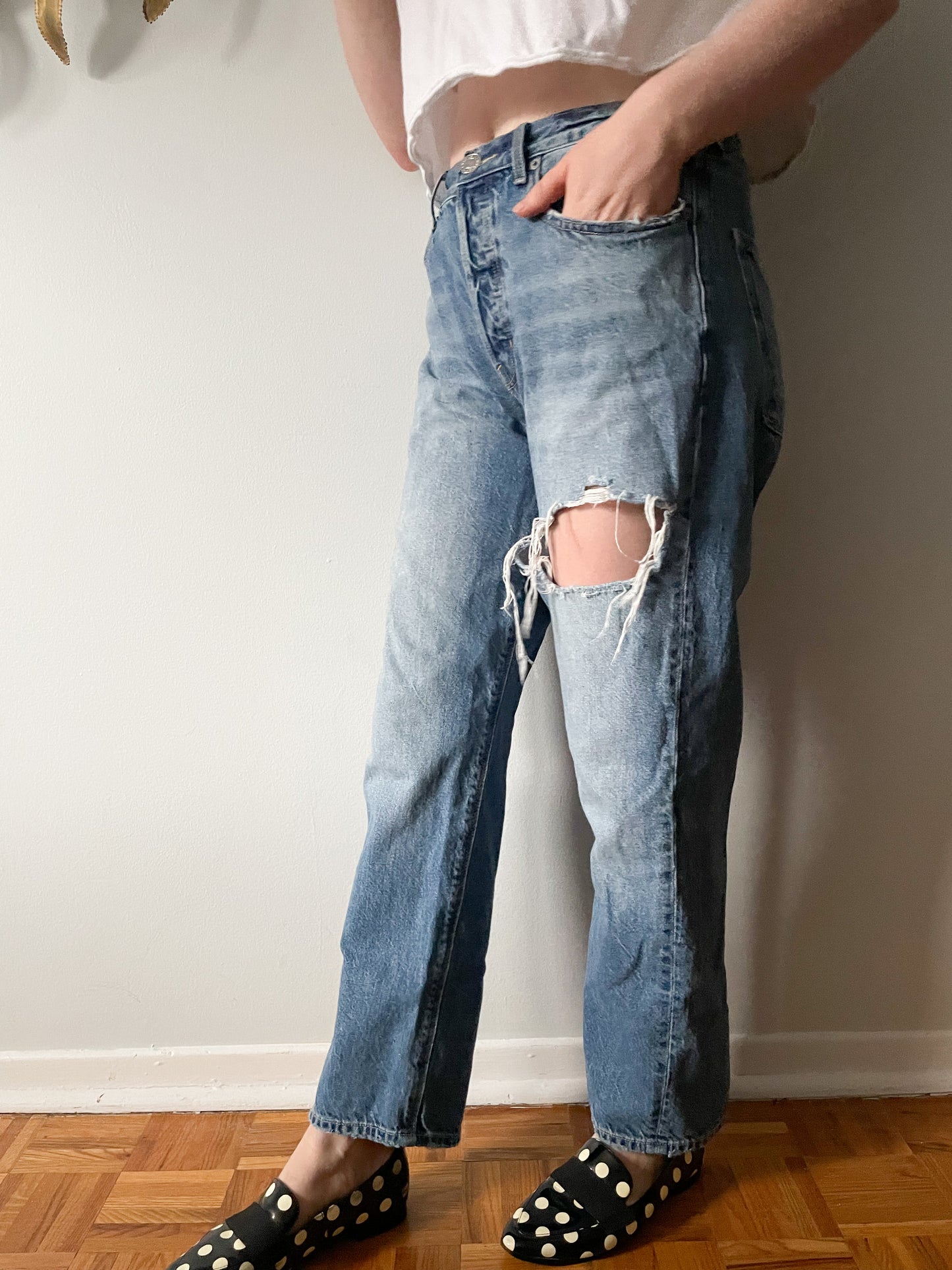 American Eagle Light Wash Barrel Leg Distressed 90's Boyfriend Jeans - Size 6