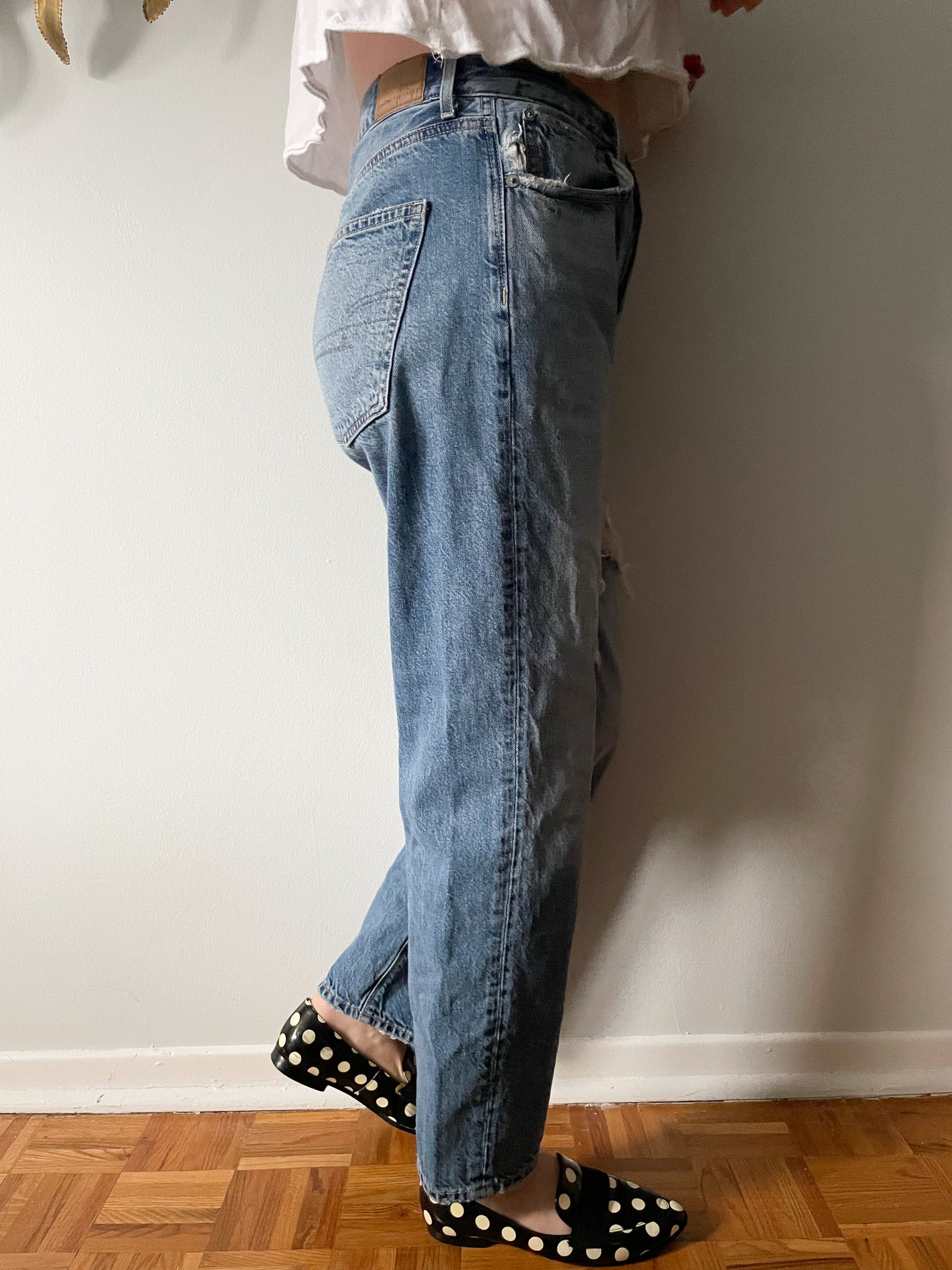 American Eagle Light Wash Barrel Leg Distressed 90's Boyfriend Jeans - Size 6