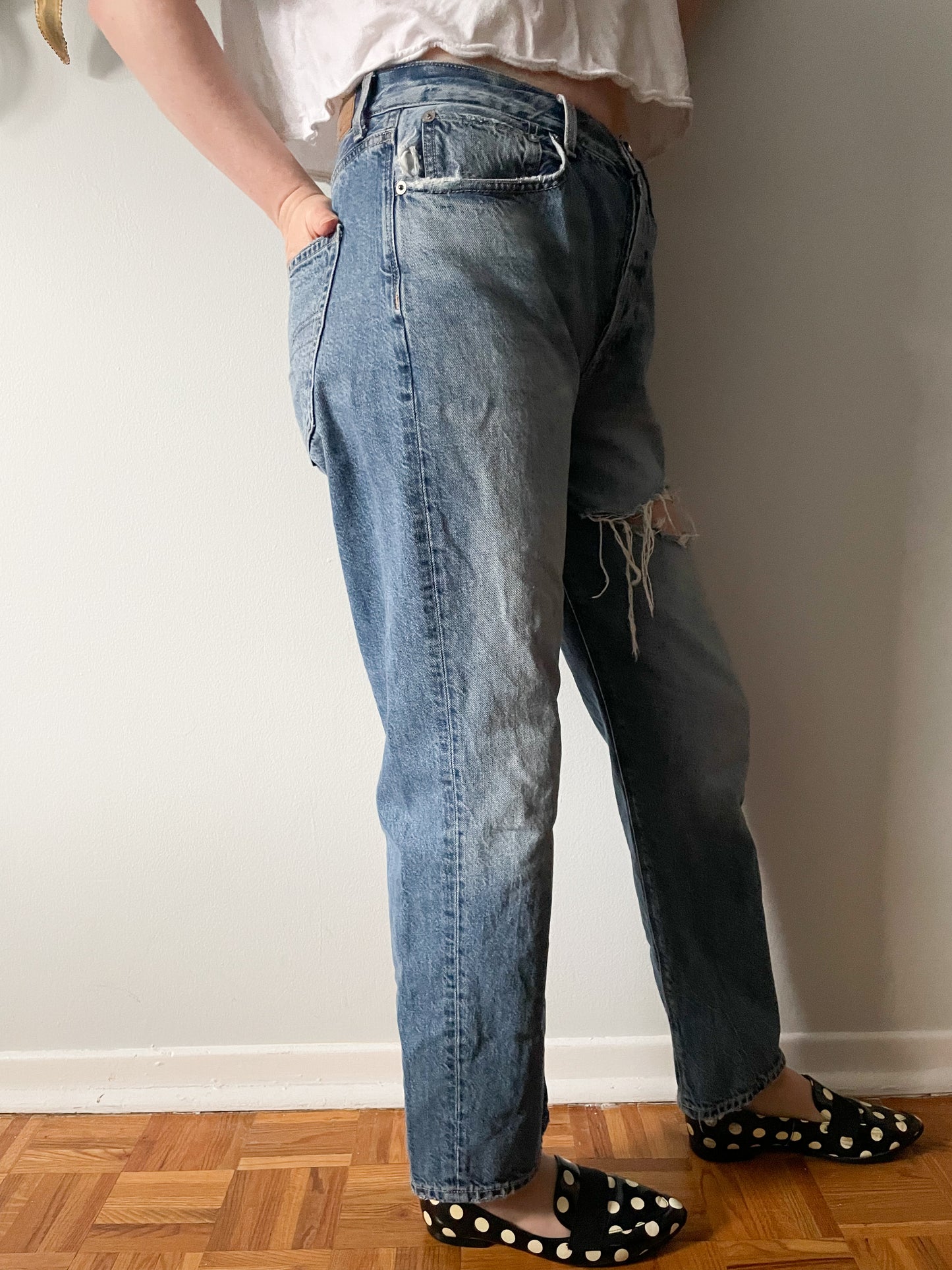 American Eagle Light Wash Barrel Leg Distressed 90's Boyfriend Jeans - Size 6