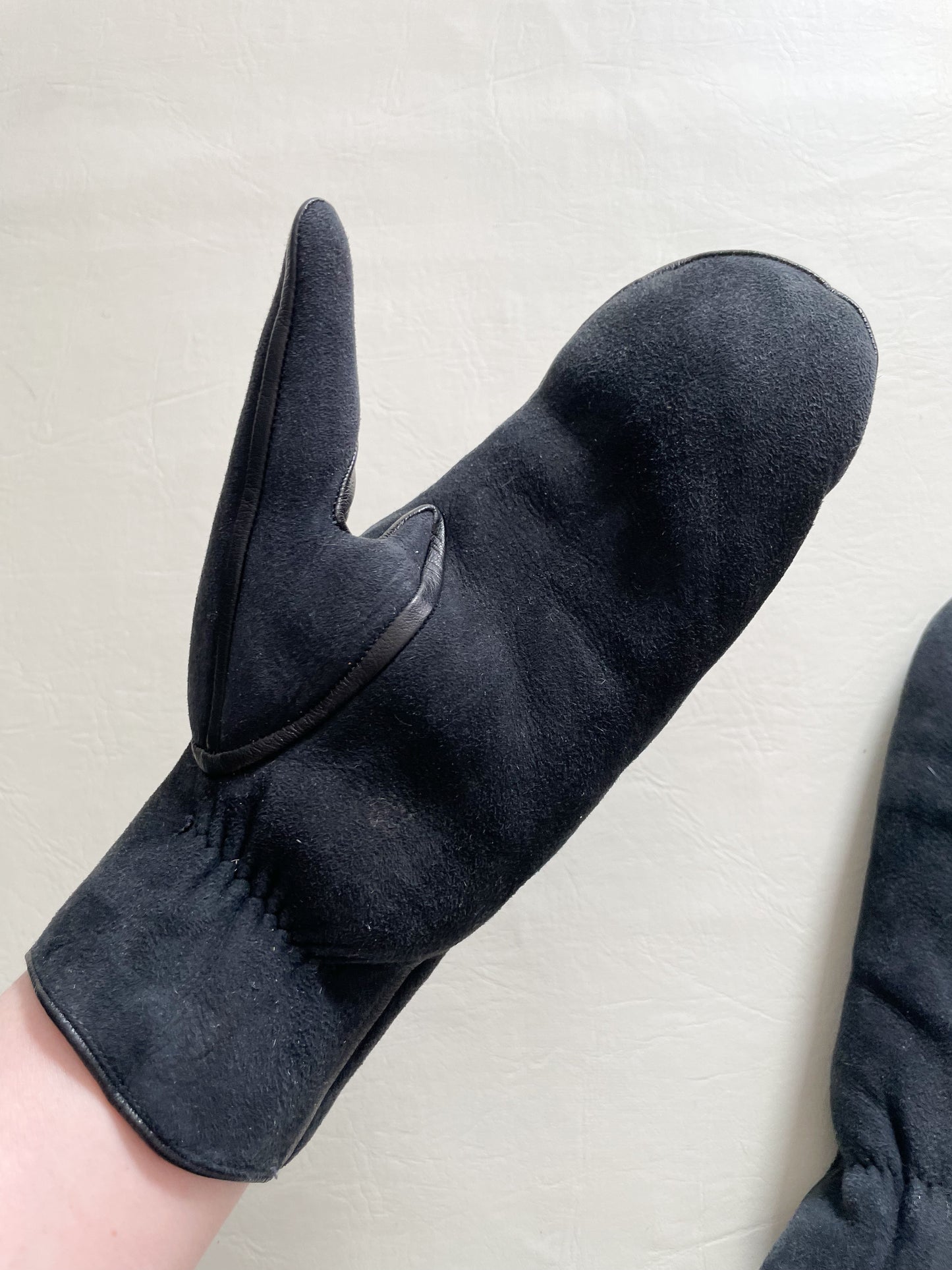 Black Deerskin Fur Lined Leather Piping Mittens