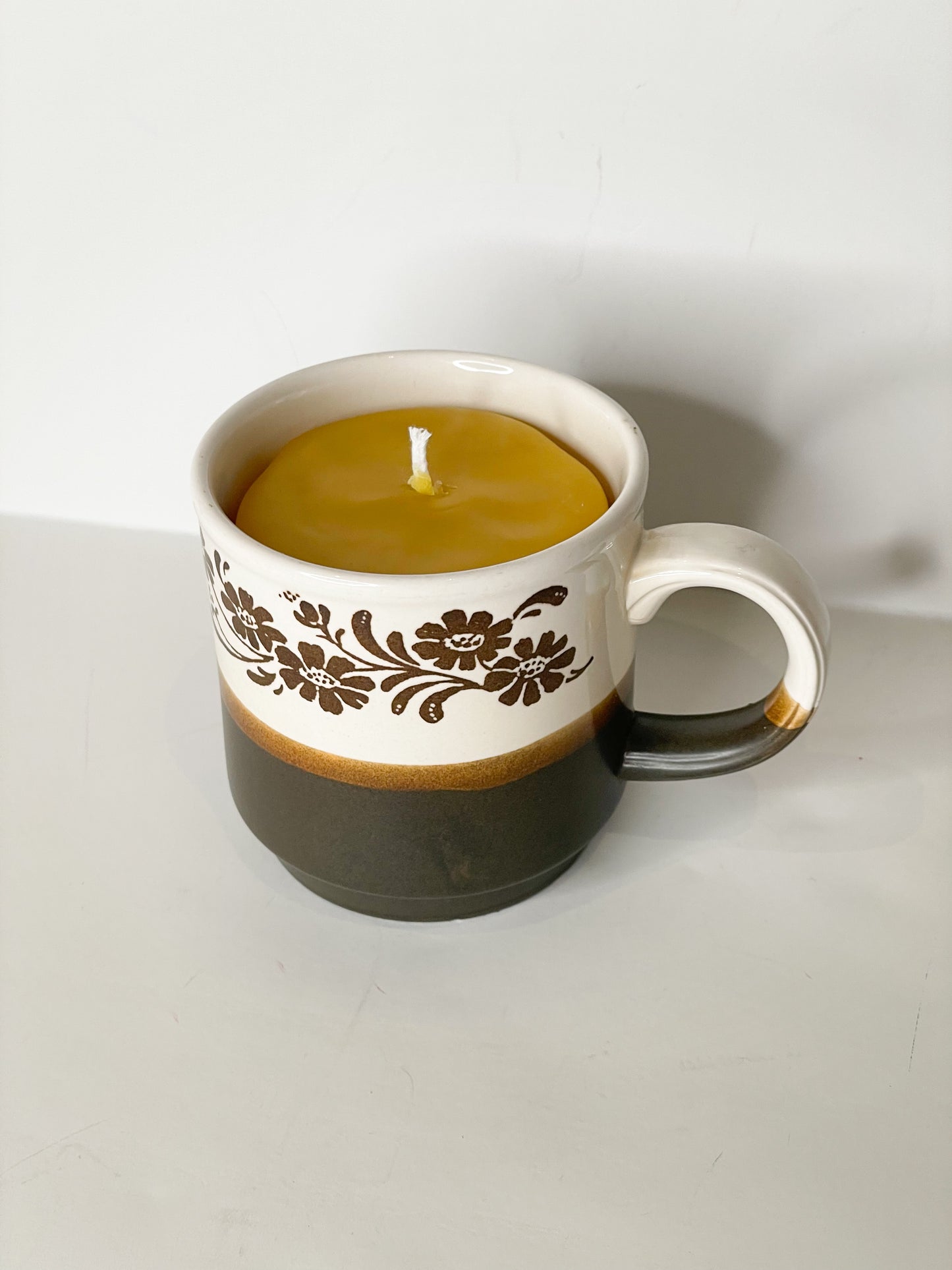 Biltons Brown Floral 100% Beeswax Upcycled Mug Candle - Clarity Floral Citrus Scent