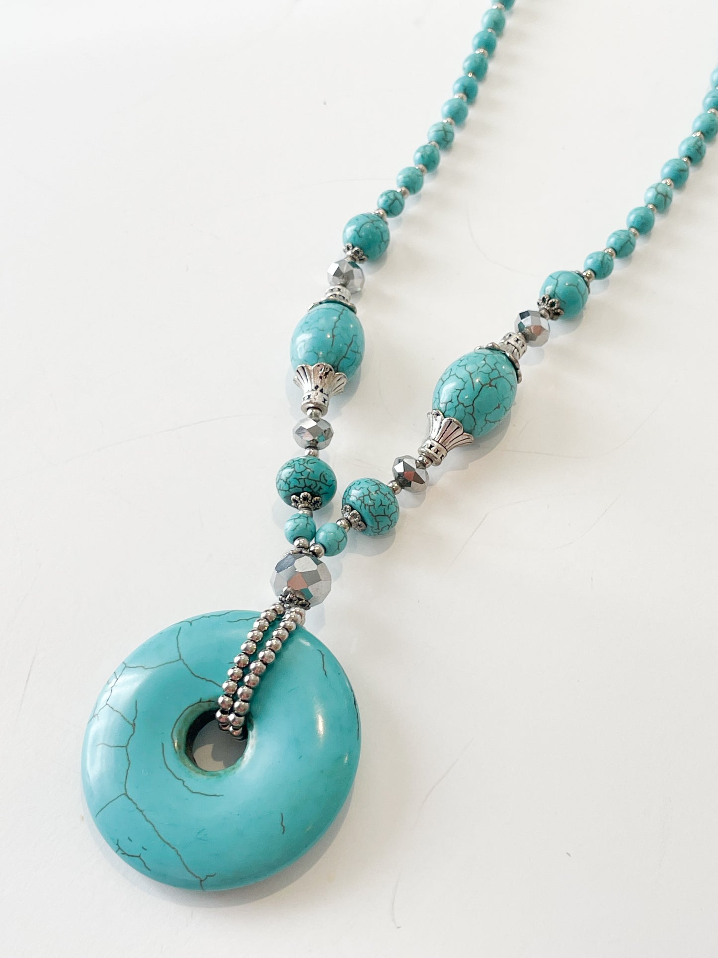 Turquoise-Like Beaded Pendent Necklace