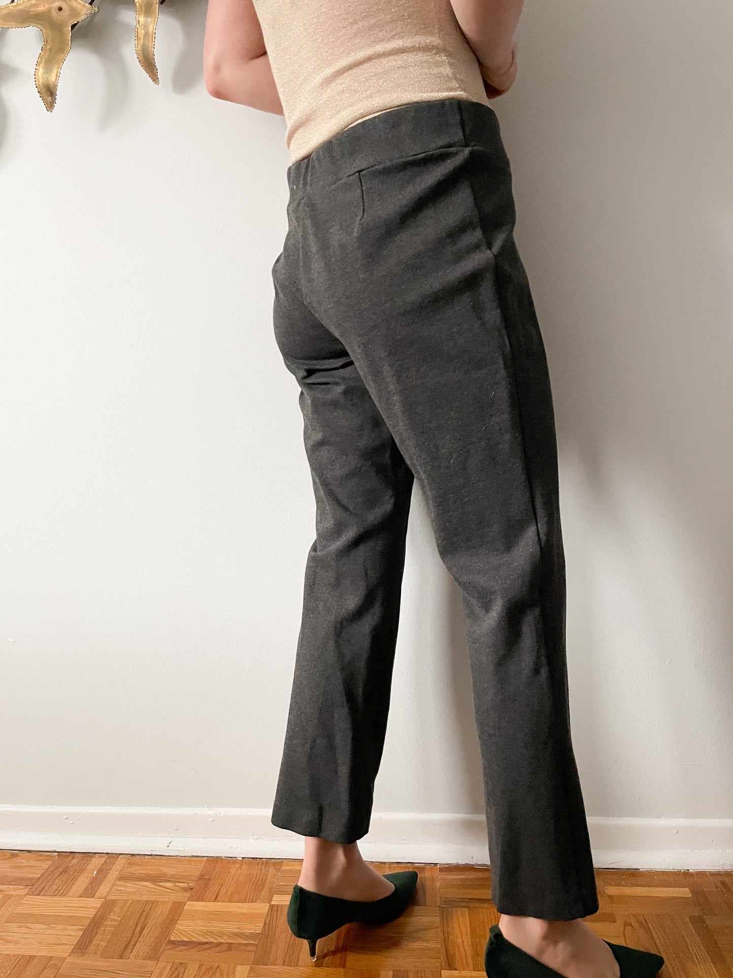 Laura Grey Cropped Straight Leg Pull On Stretch Pants - M/L Petite