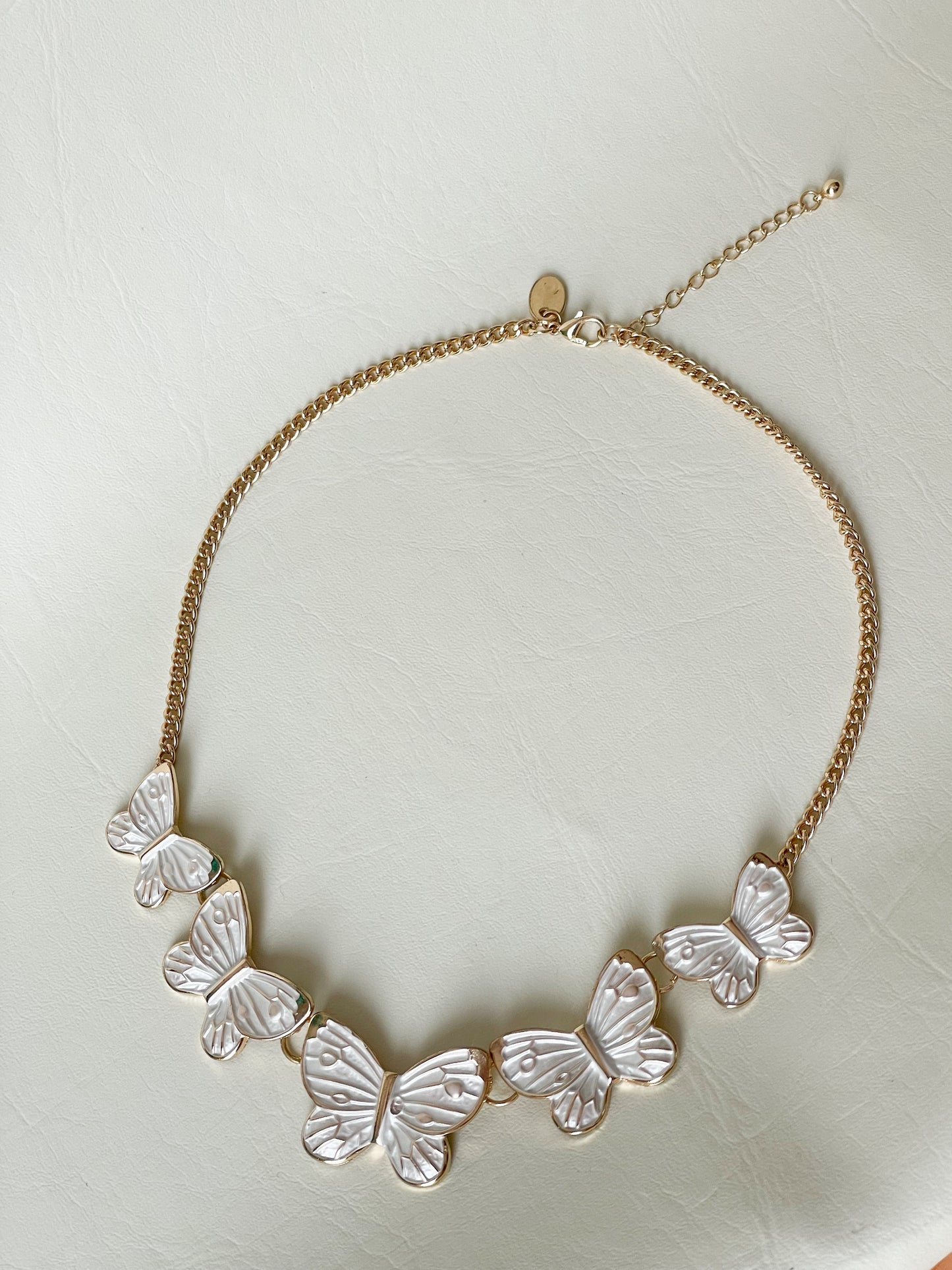 White Butterfly Statement Necklace – Gold-Tone Chain & Mother-of-Pearl Finish
