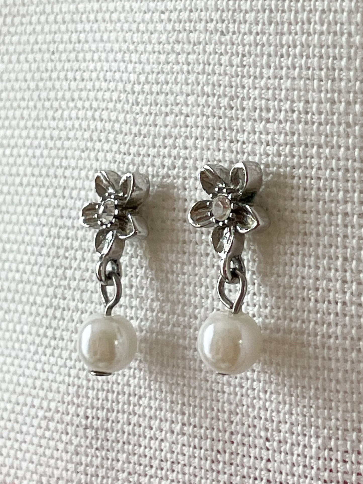 Floral Pearl Dangle Earrings – Delicate & Feminine