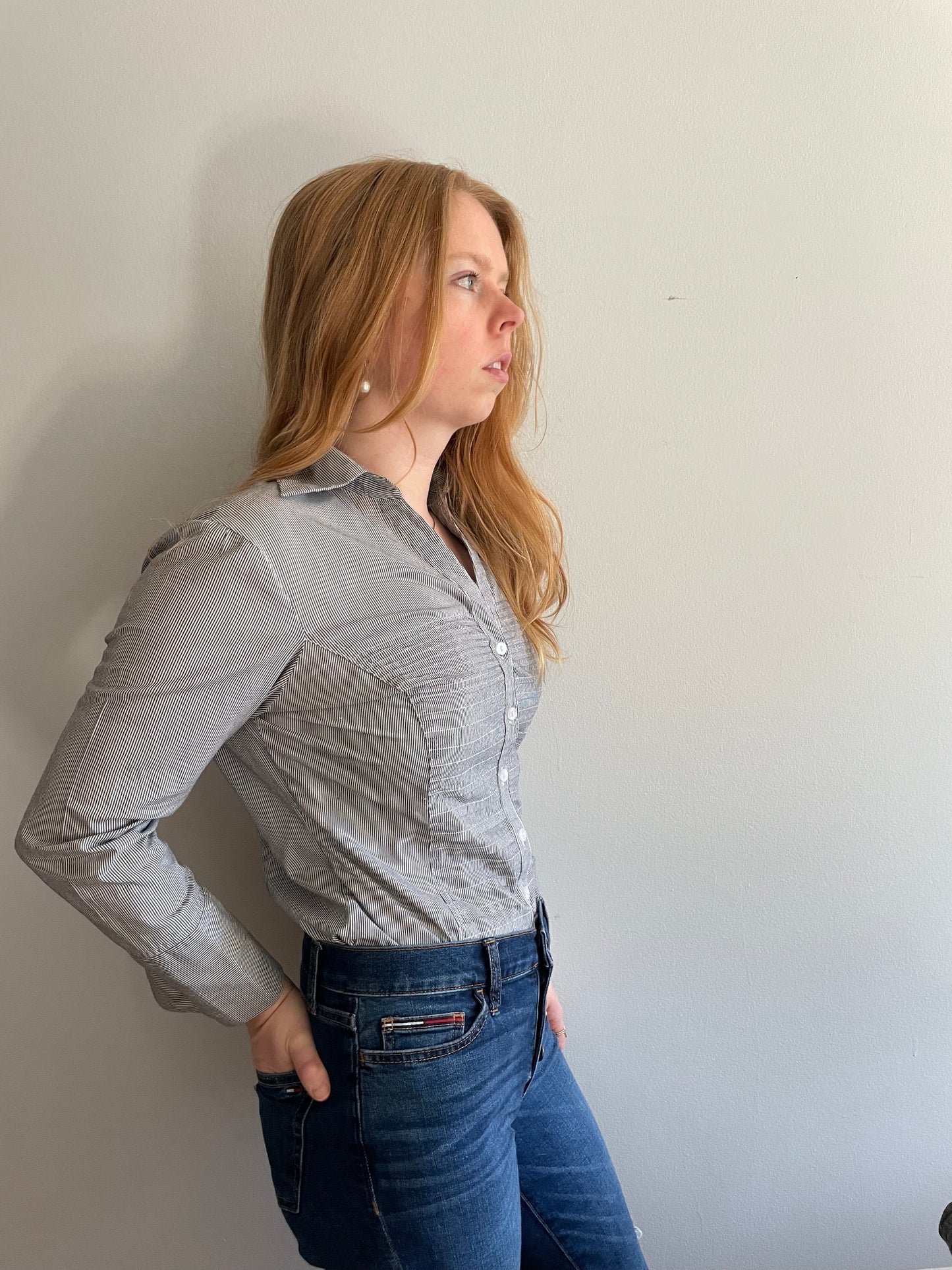 Signature Larry Levine Grey Striped Button Down Blouse - Small