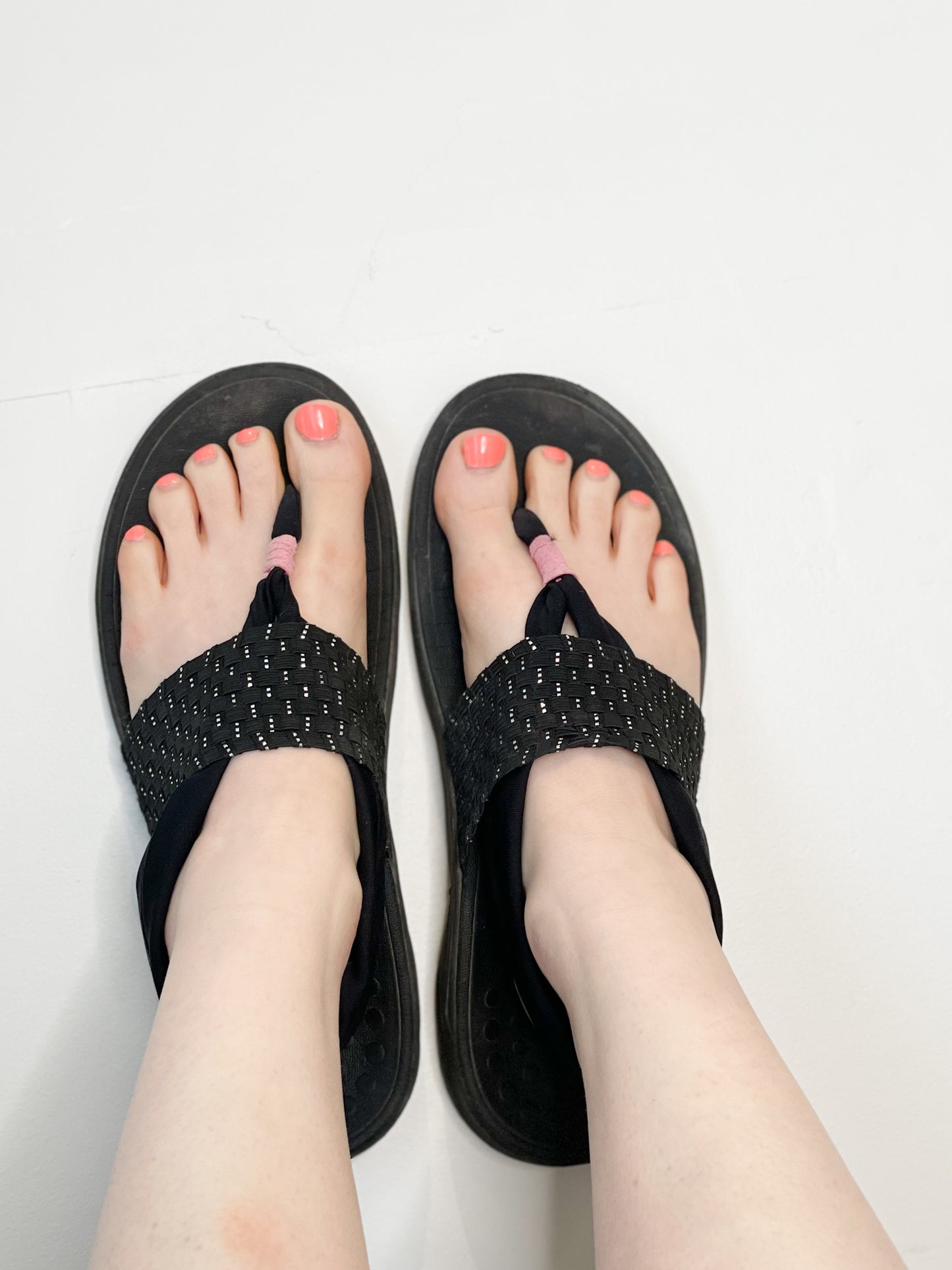 Vionic Black Pink T-Strap Sandals - Size 9