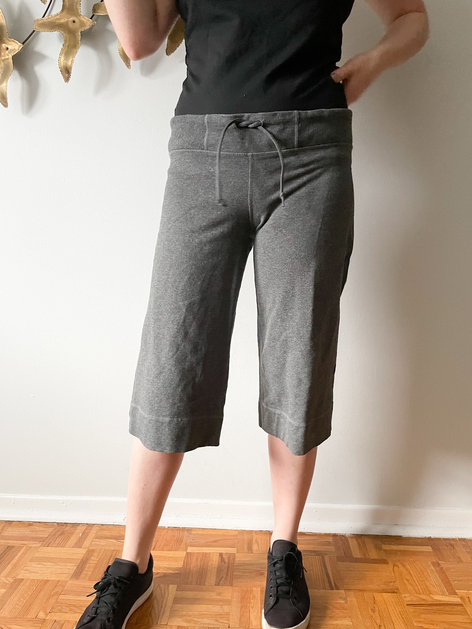Lululemon Grey Mid-Rise Wide-Leg Crop Pants Shorts - M/L – Le Prix Fashion  & Consulting