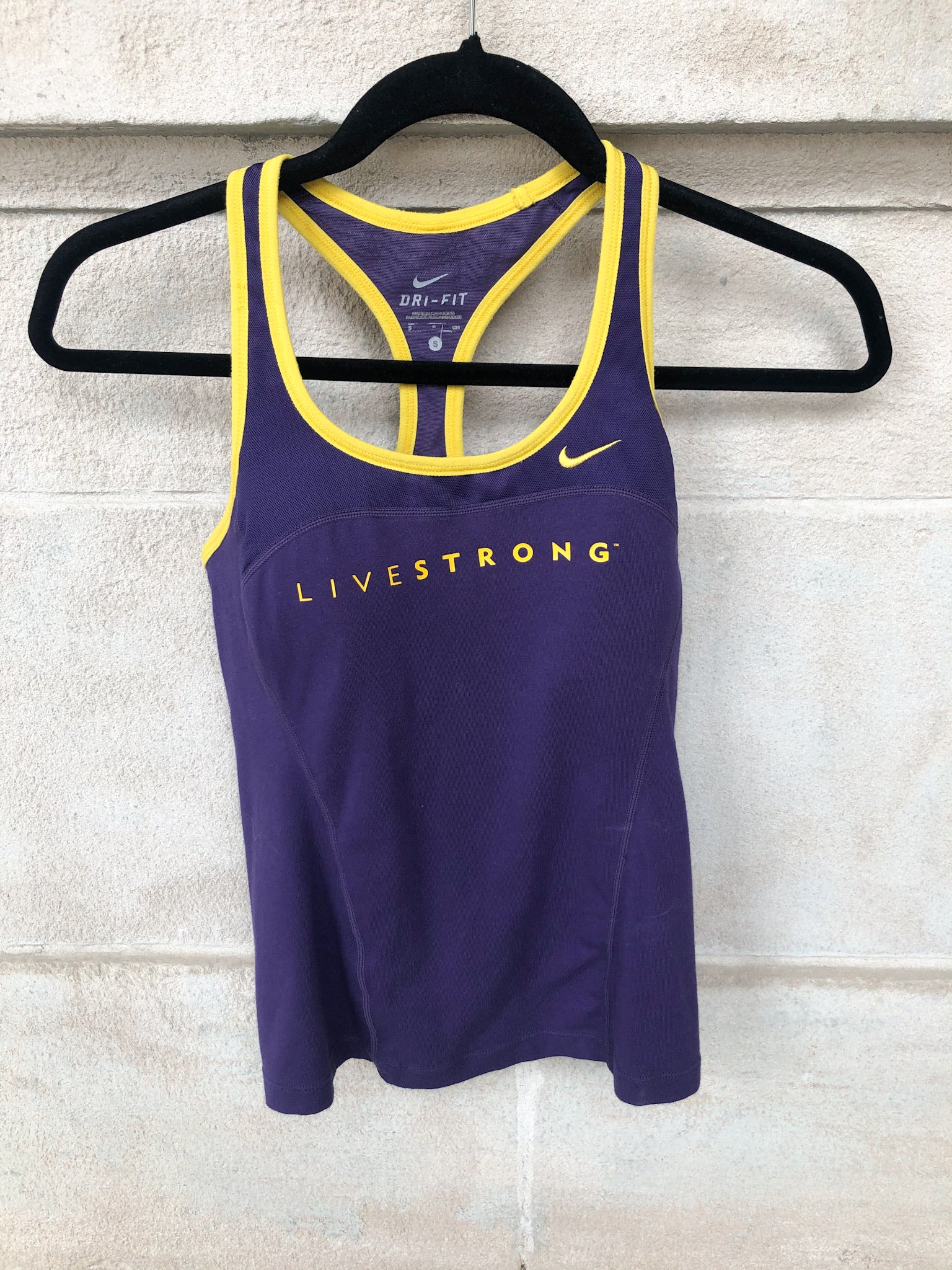 forma Devorar Escándalo Nike Purple Livestrong Workout Top with Built in Bra - Small – Le Prix  Fashion & Consulting