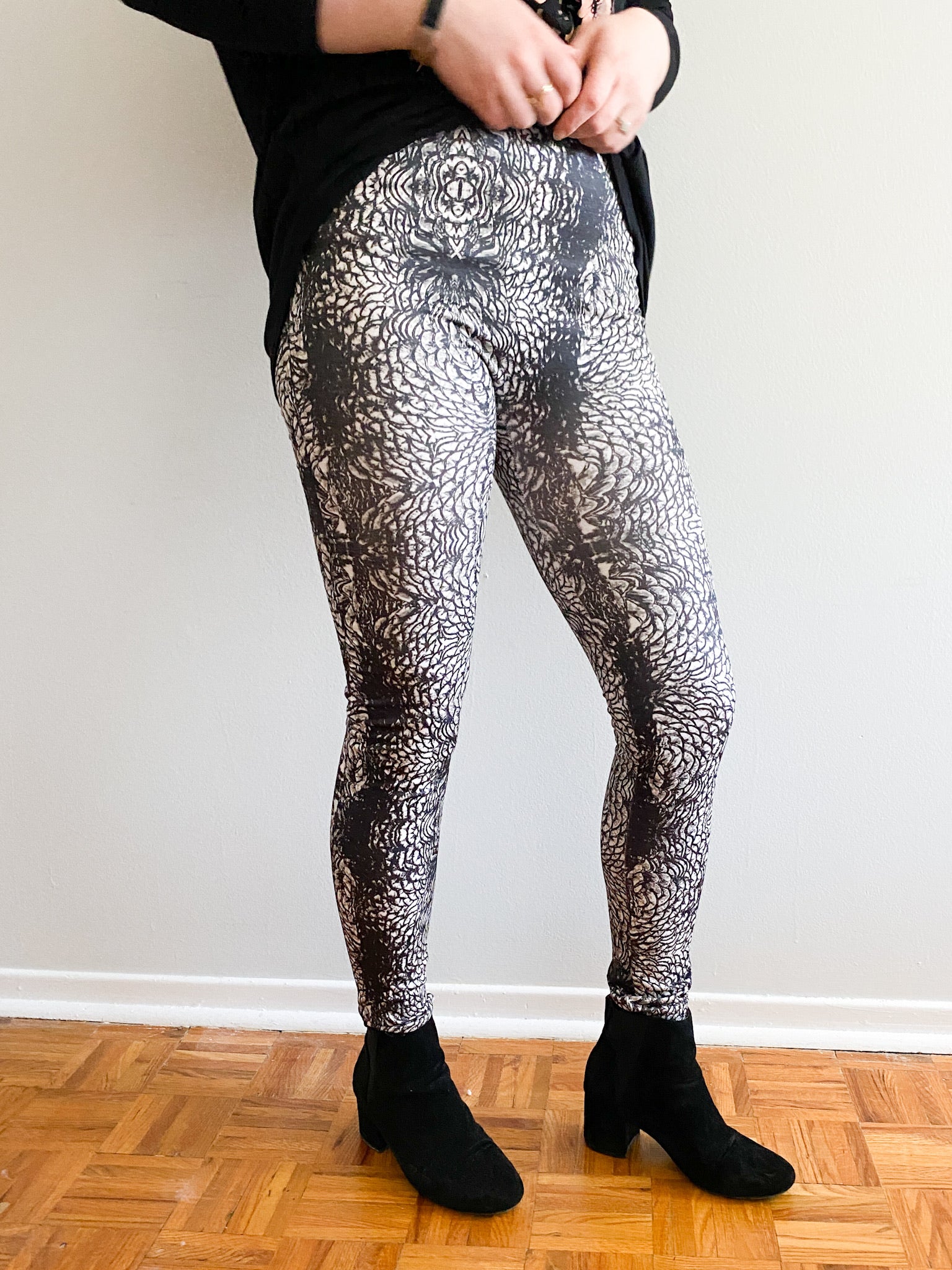 Dex Black Petal Graphic Fleece Lined Leggings - Small – Le Prix