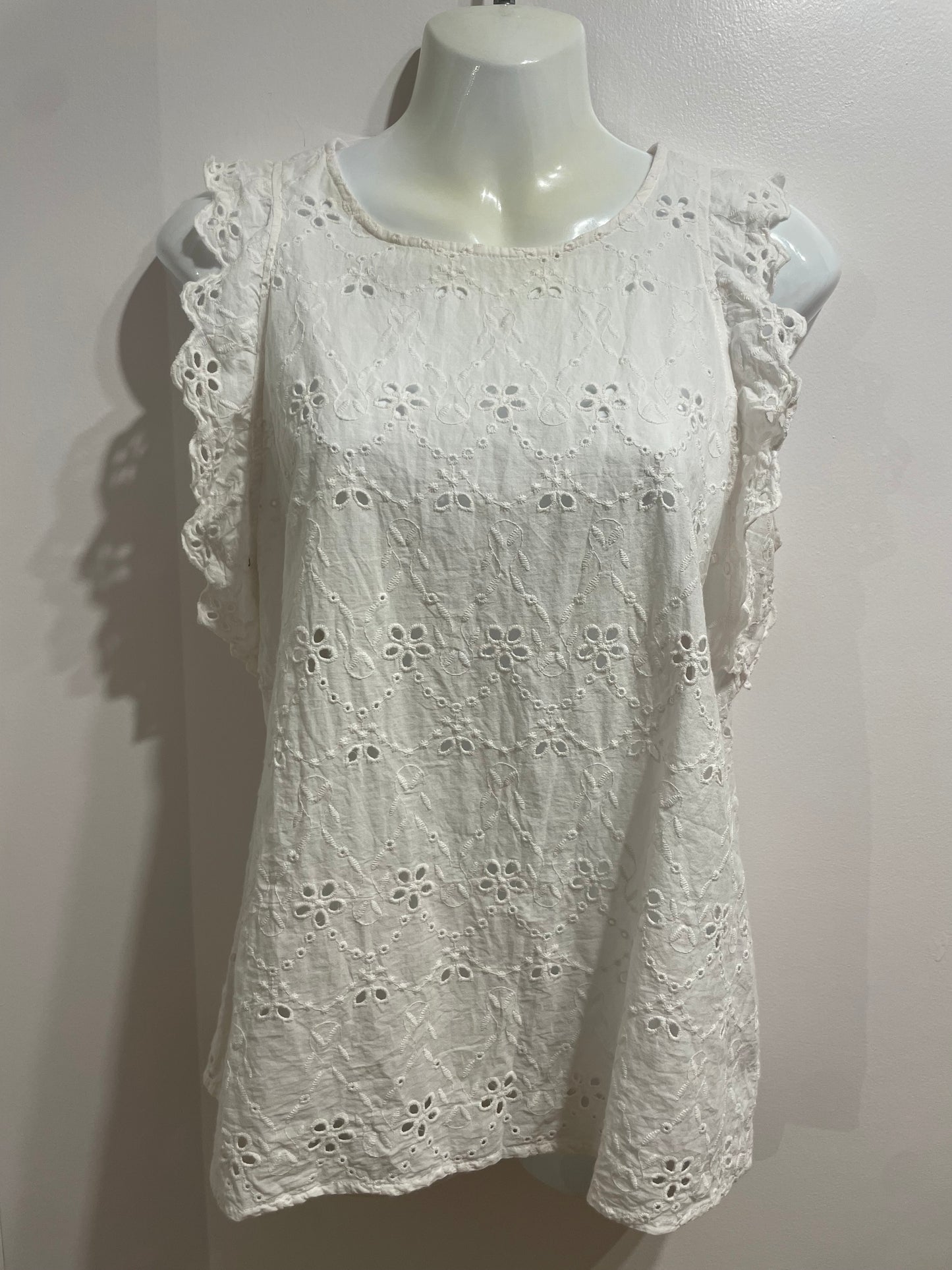Ricki’s White Cotton Eyelet Ruffle Sleeve Button Back Top - Medium