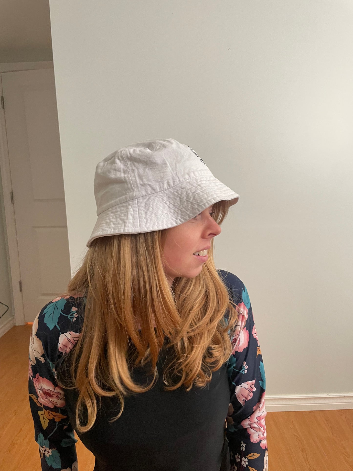 White Claw White Cotton Bucket Hat – One Size