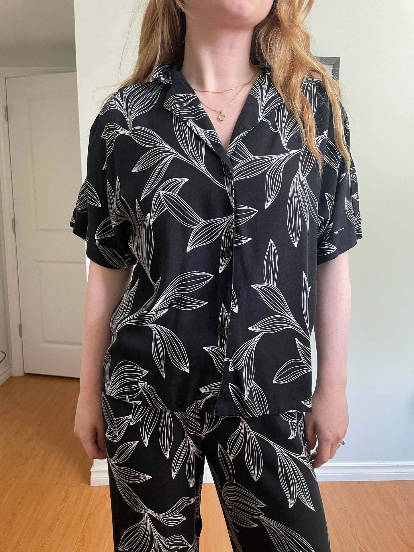 Nicole Miller New York Black & White Leaf Print Rayon Set – Size Small