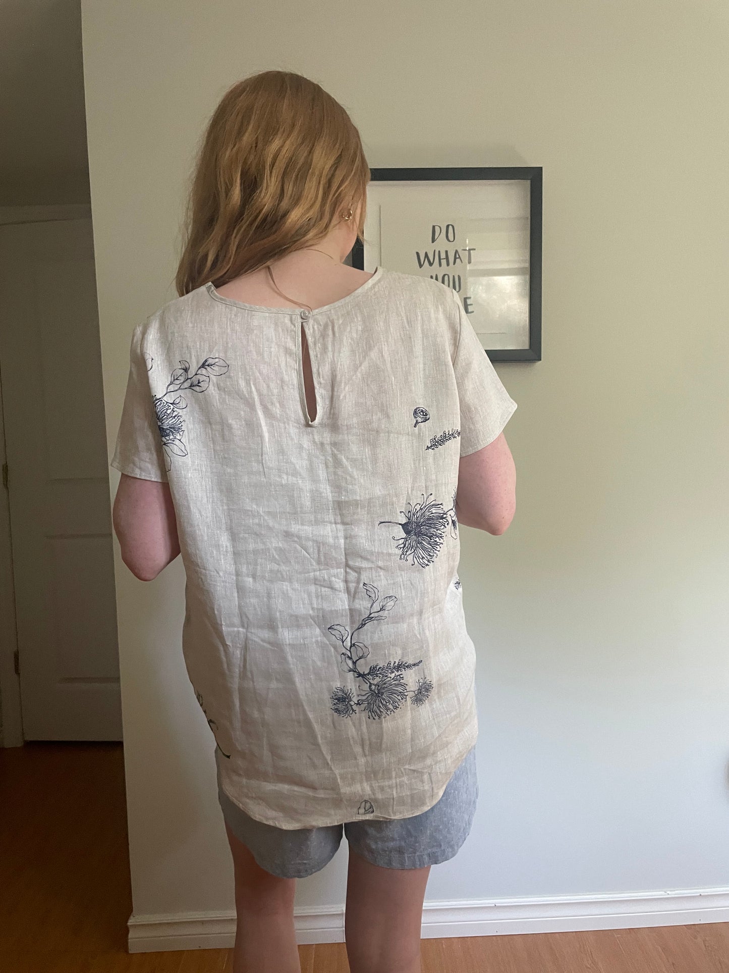 Ladies on Queen Cream Linen Floral Short Sleeve Top - Medium
