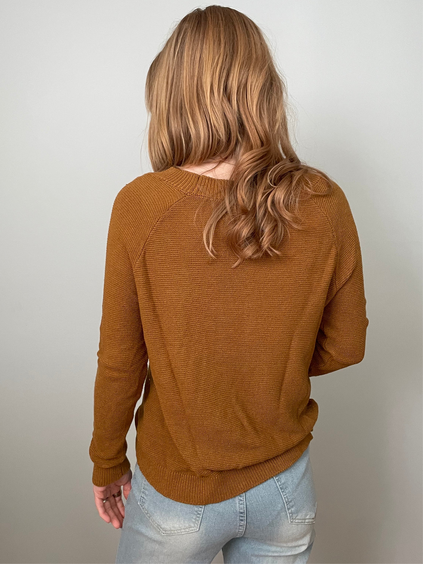 Manor Woman Camel Linen Blend V-Neck Knit Sweater – Small