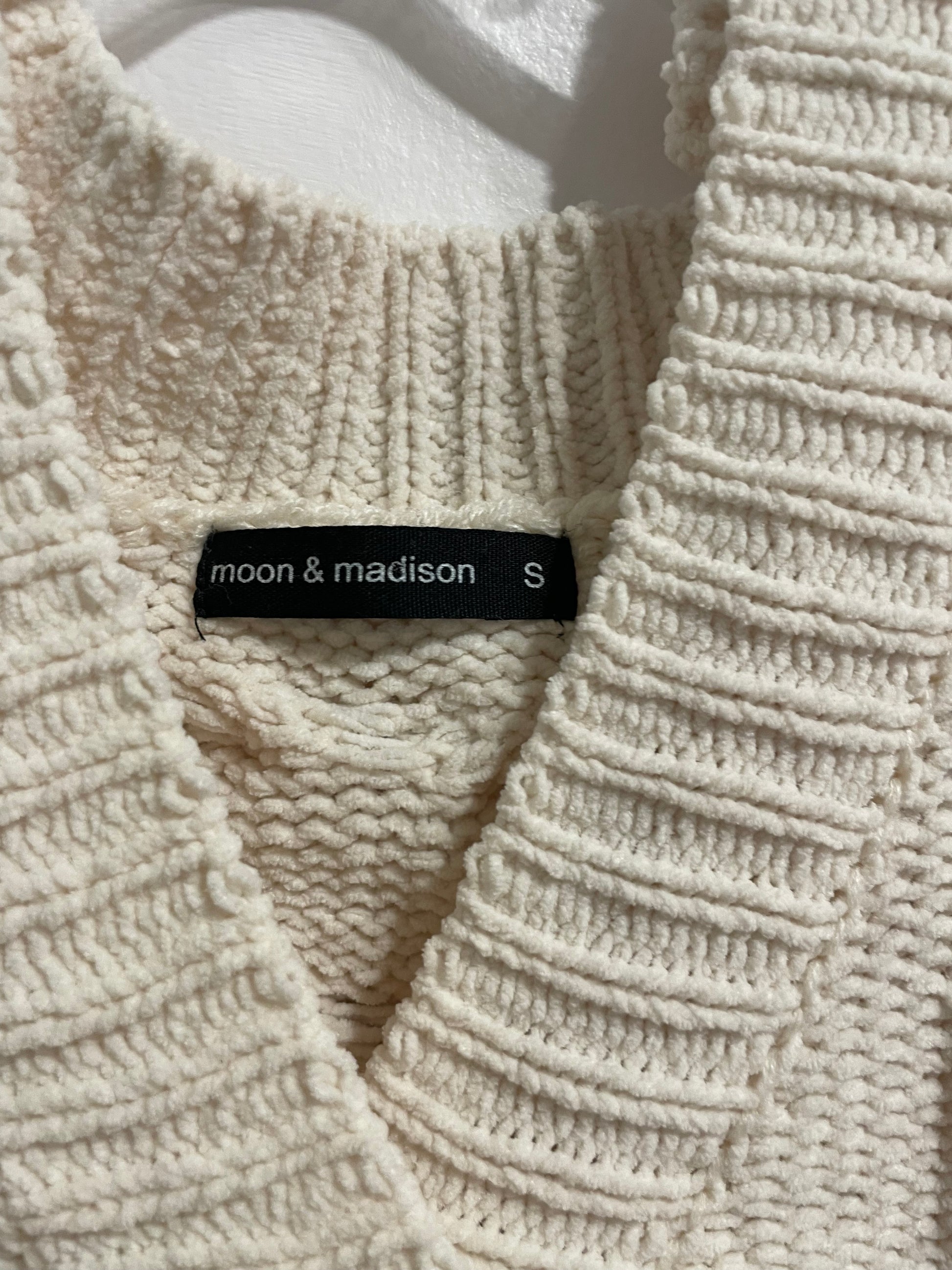 Moon & Madison Cream Cable Knit Sleeveless Sweater Vest – Small - Le Prix Fashion & Consulting
