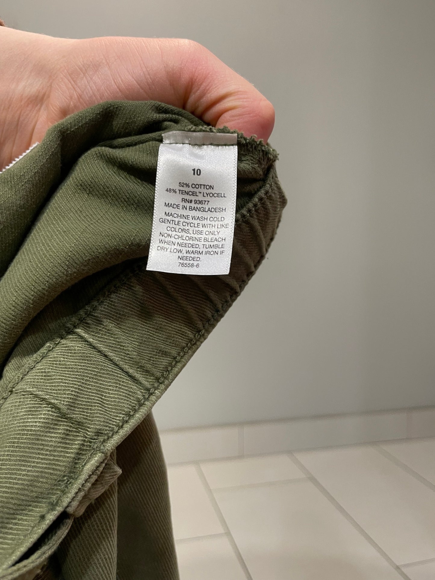 a.n.a Olive Green High-Rise Tapered Cargo Pants NWT – Size 10