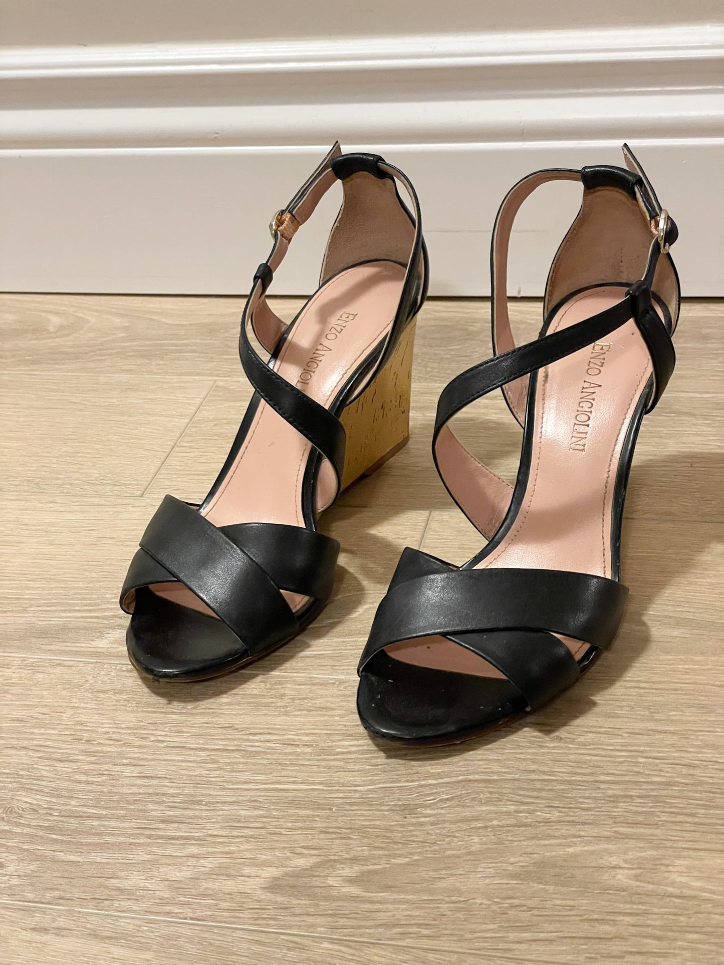Enzo Angiolini Black Leather Strappy Sandals with Gold Wedge – Size 7.5