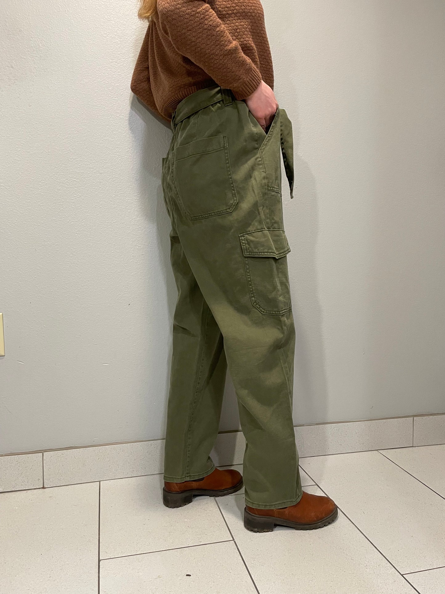 a.n.a Olive Green High-Rise Tapered Cargo Pants NWT – Size 10