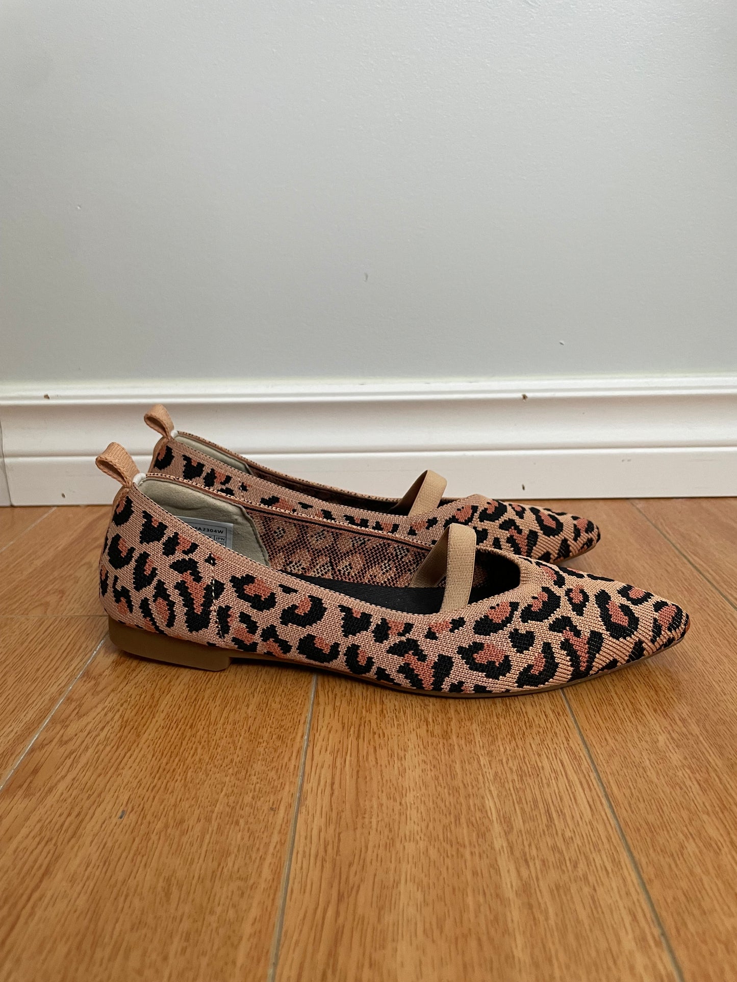 Burudani Leopard Knit Pointed Toe Flats – Tan & Black – Size 6