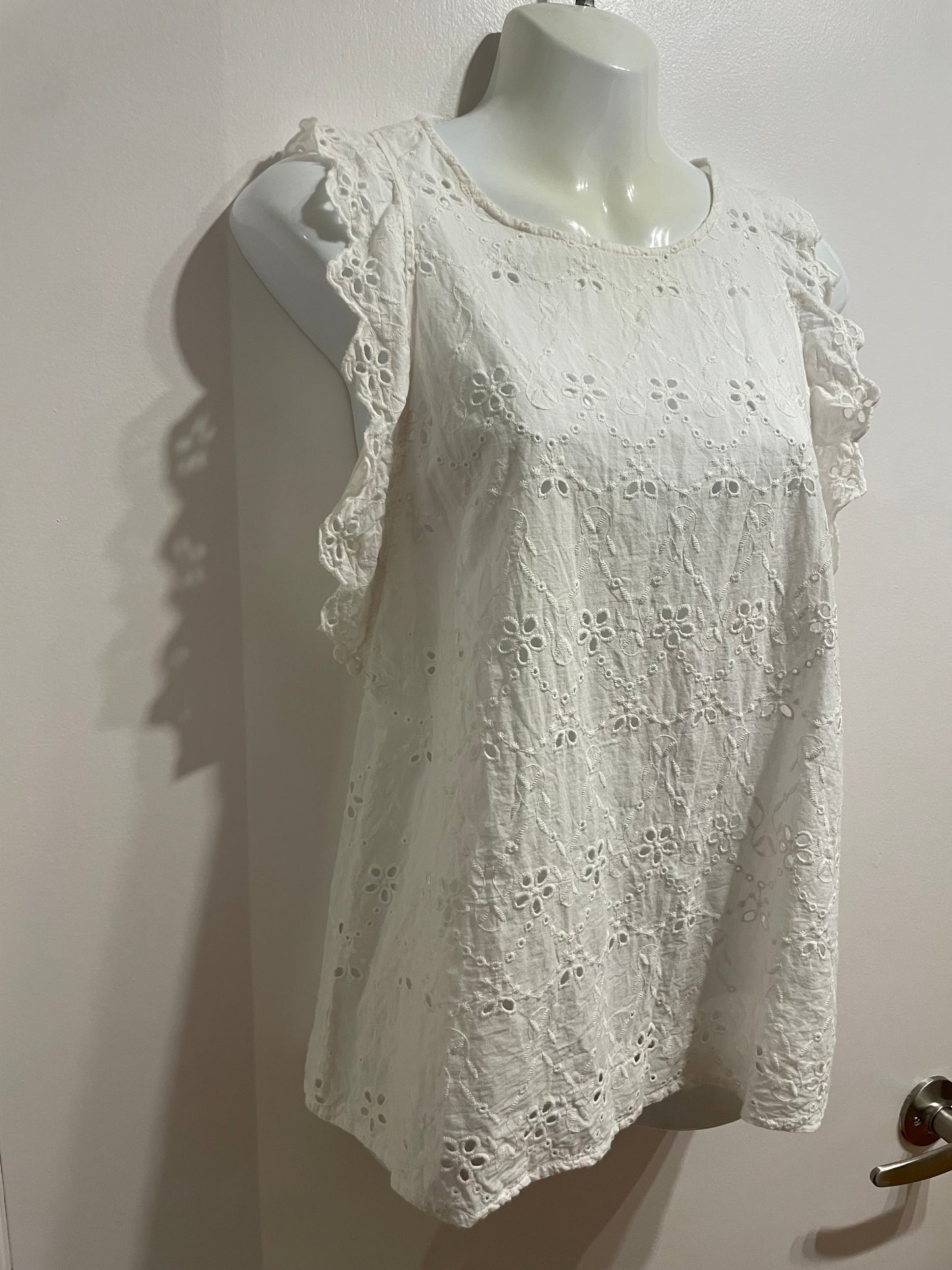Ricki’s White Cotton Eyelet Ruffle Sleeve Button Back Top - Medium