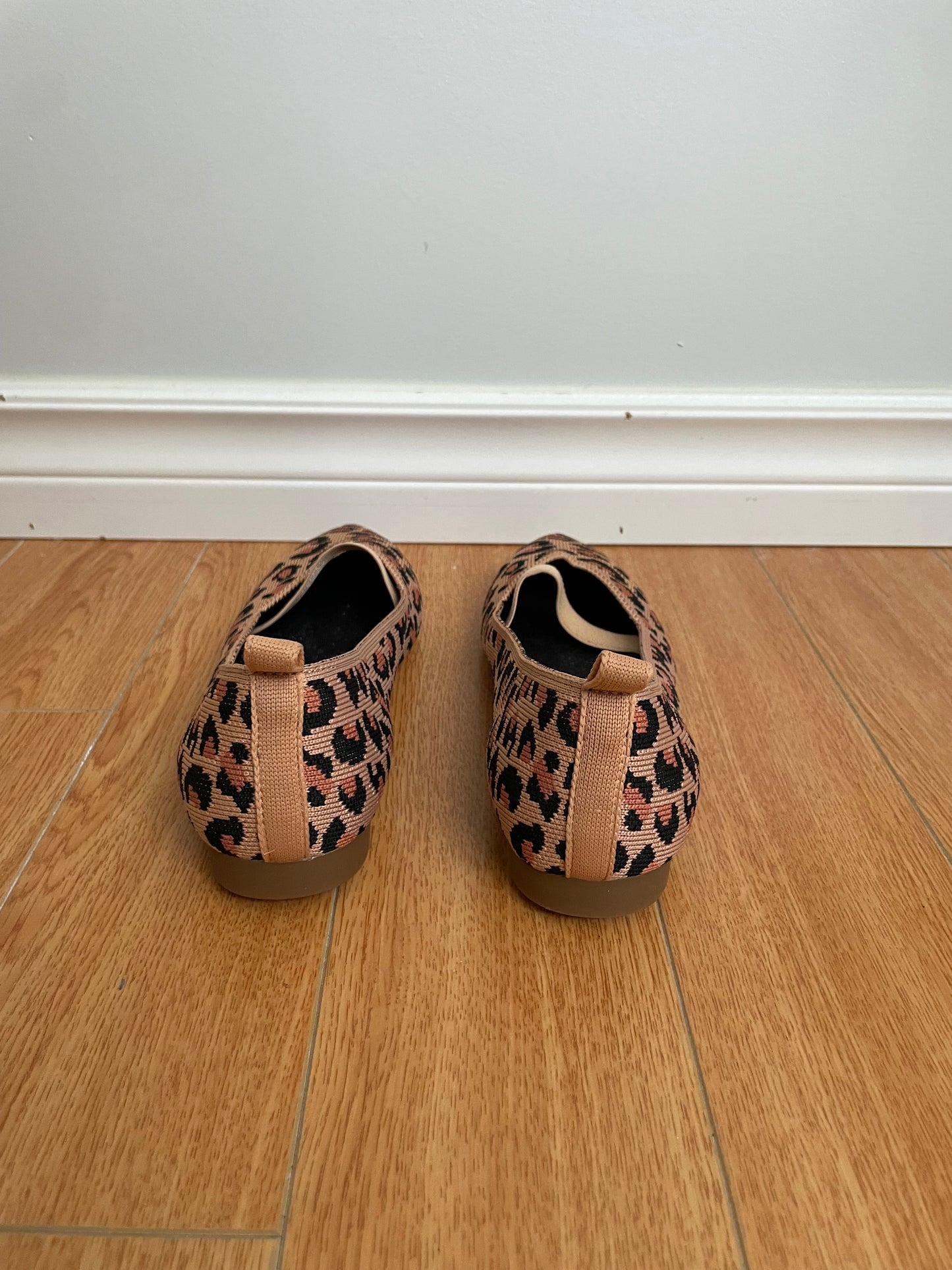 Burudani Leopard Knit Pointed Toe Flats – Tan & Black – Size 6