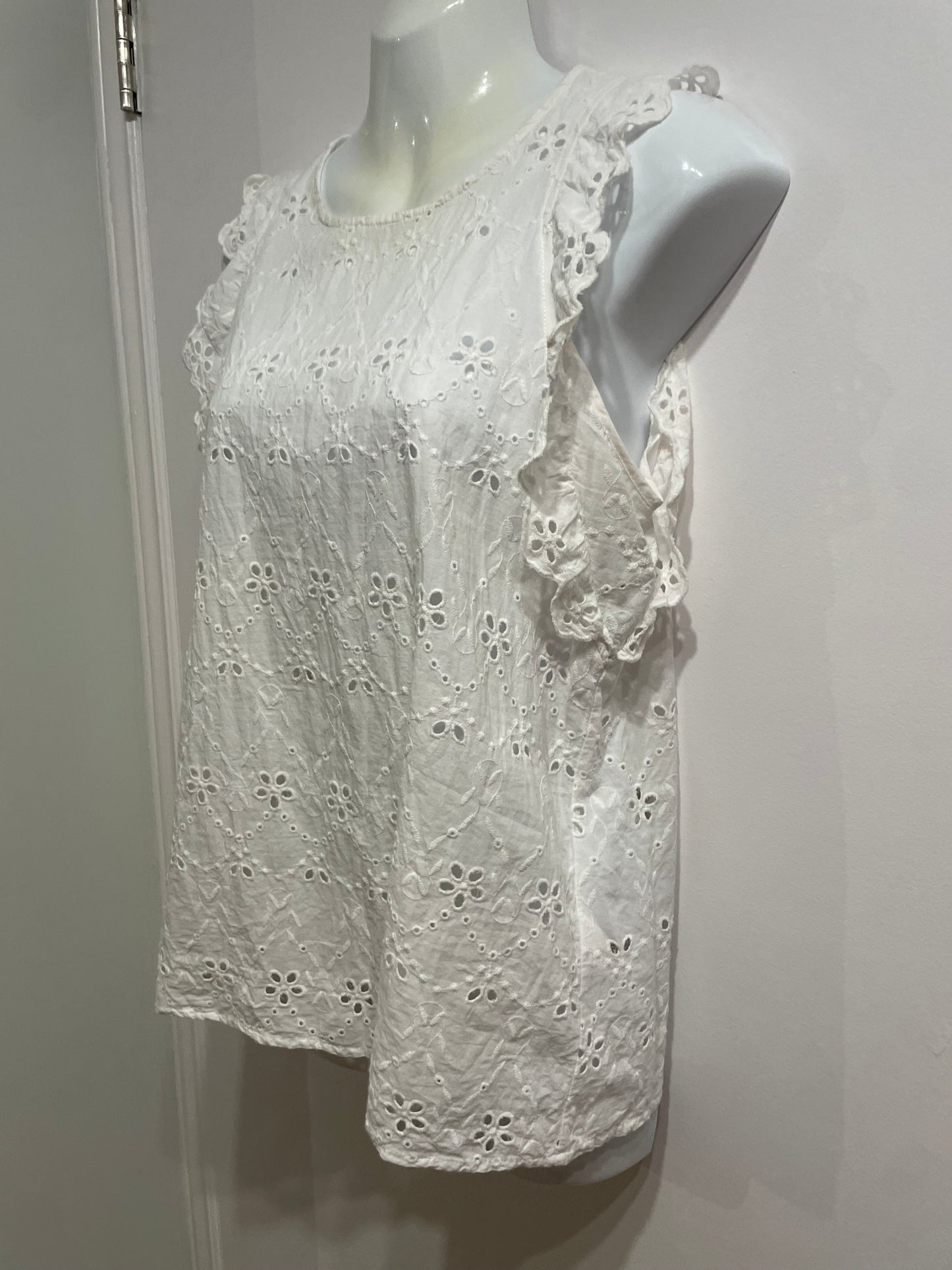 Ricki’s White Cotton Eyelet Ruffle Sleeve Button Back Top - Medium
