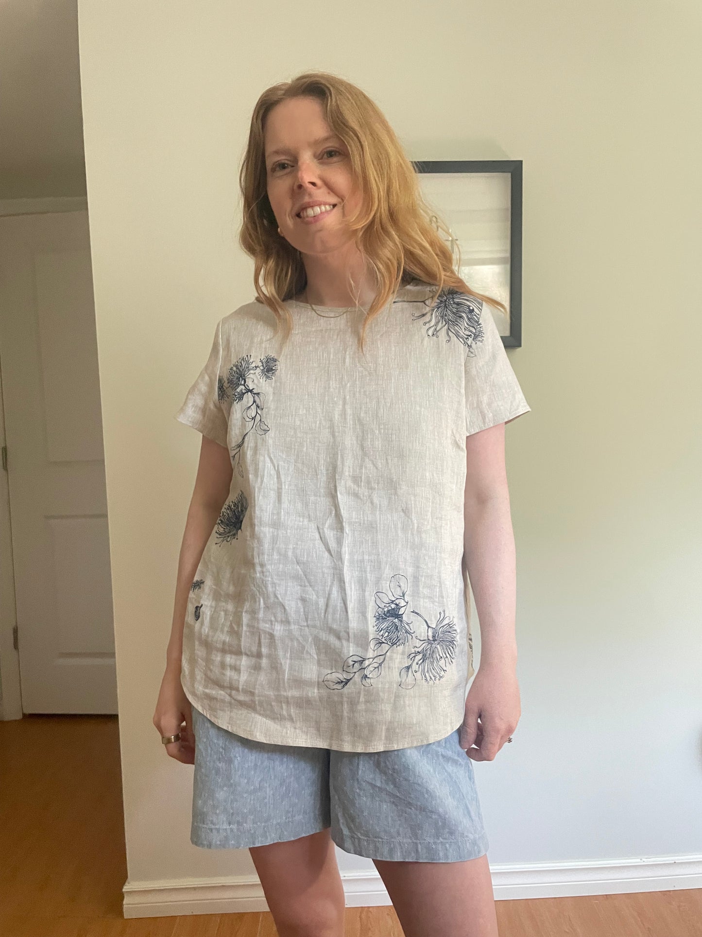 Ladies on Queen Cream Linen Floral Short Sleeve Top - Medium