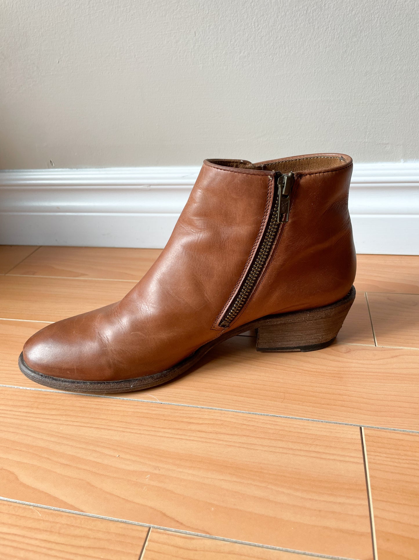 Frye Leather Carson Piping Ankle Boots in Caramel Antique - Size 8.5