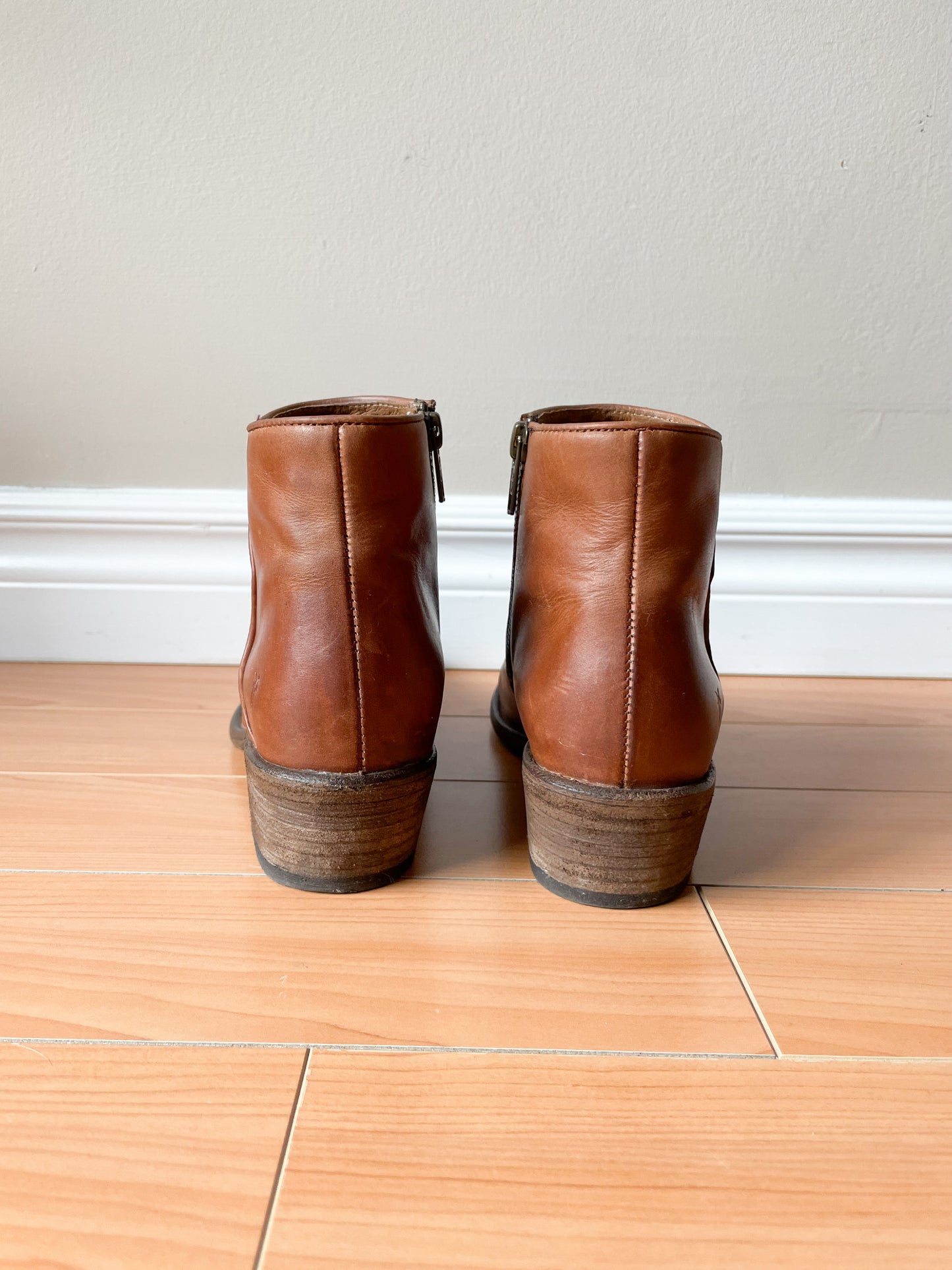Frye Leather Carson Piping Ankle Boots in Caramel Antique - Size 8.5