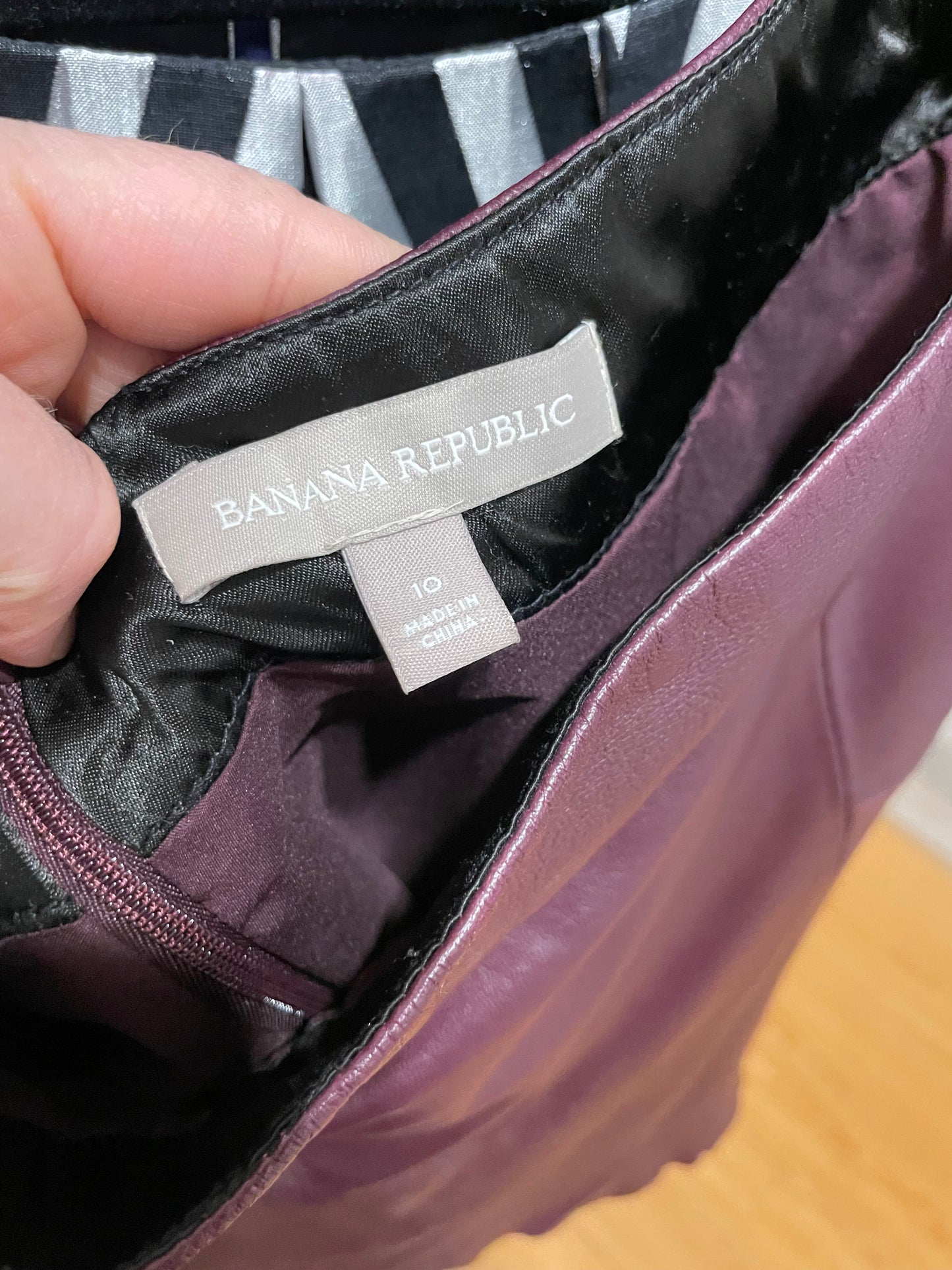 Banana Republic Burgundy Lamb Leather Mini Skirt – Size 10