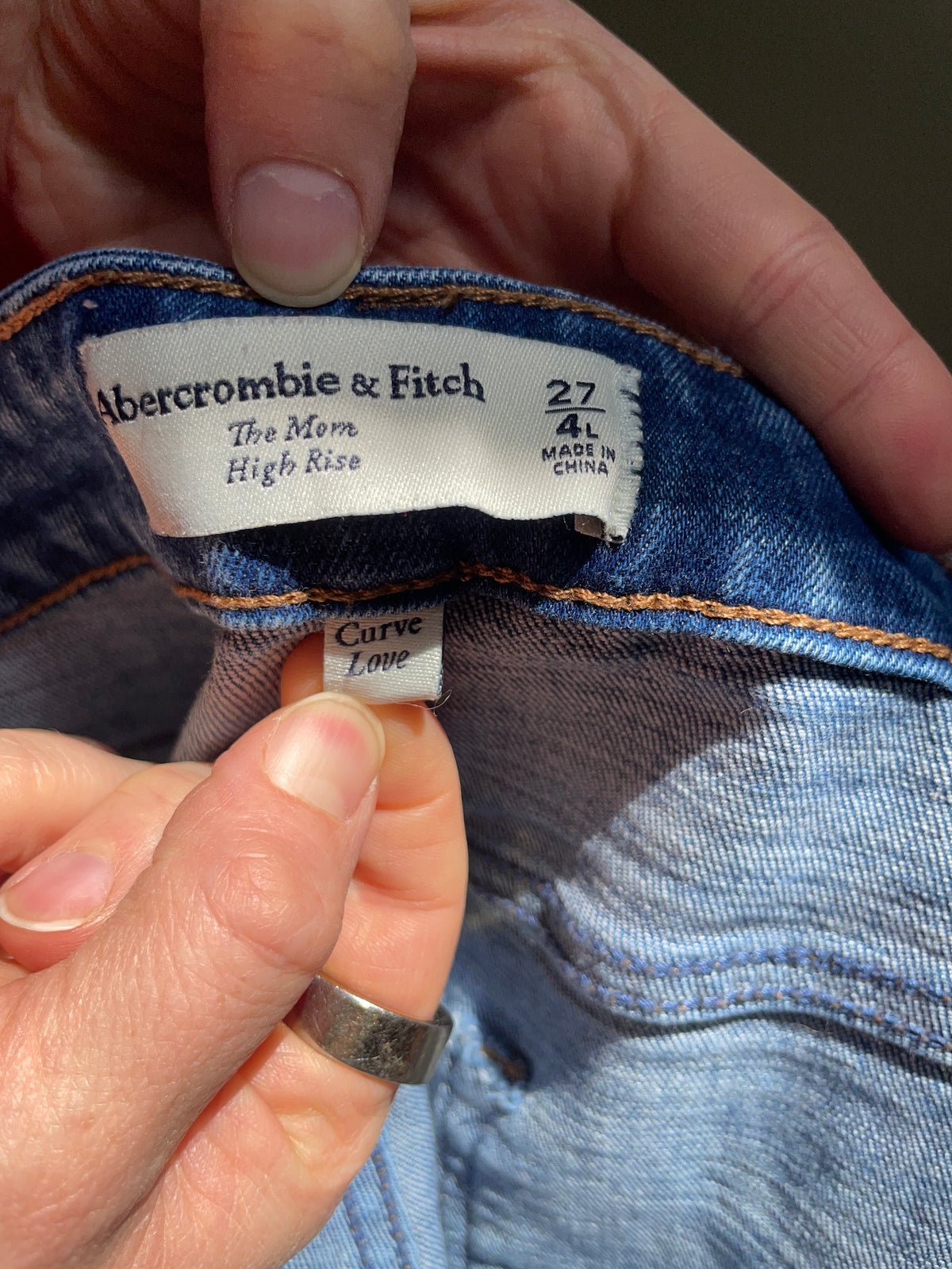 Abercrombie & Fitch Medium Wash Curve Love High Rise Mom Jeans – 27/4 Long