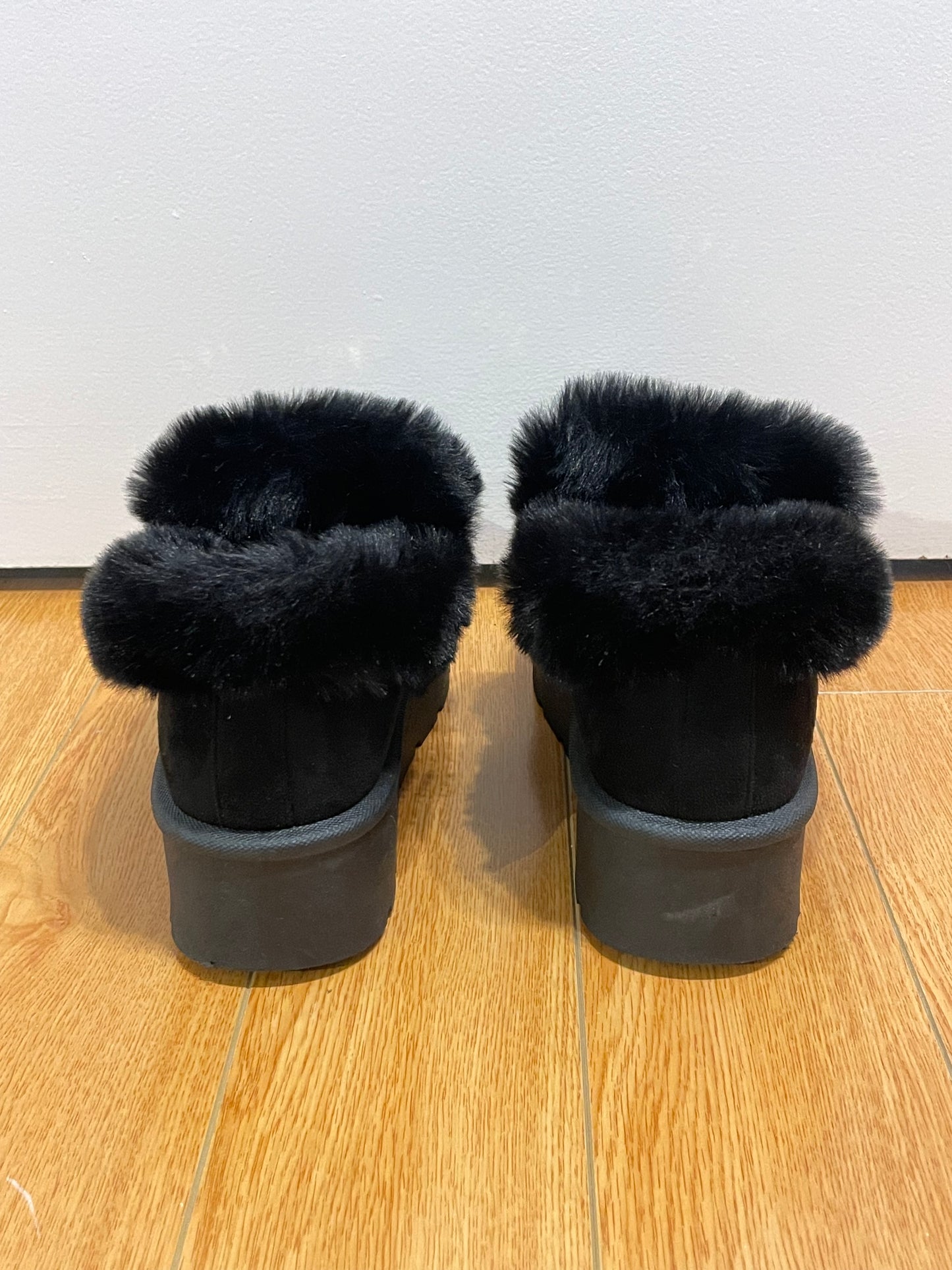 CARLA RIDA Black Faux Fur Chain Ankle Boots – Size 7.5