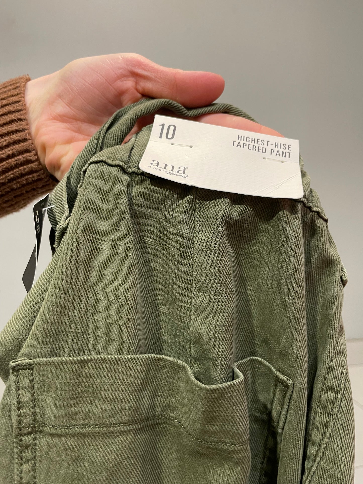 a.n.a Olive Green High-Rise Tapered Cargo Pants NWT – Size 10