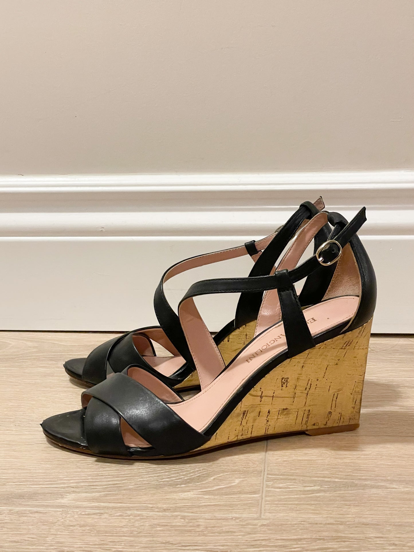 Enzo Angiolini Black Leather Strappy Sandals with Gold Wedge – Size 7.5