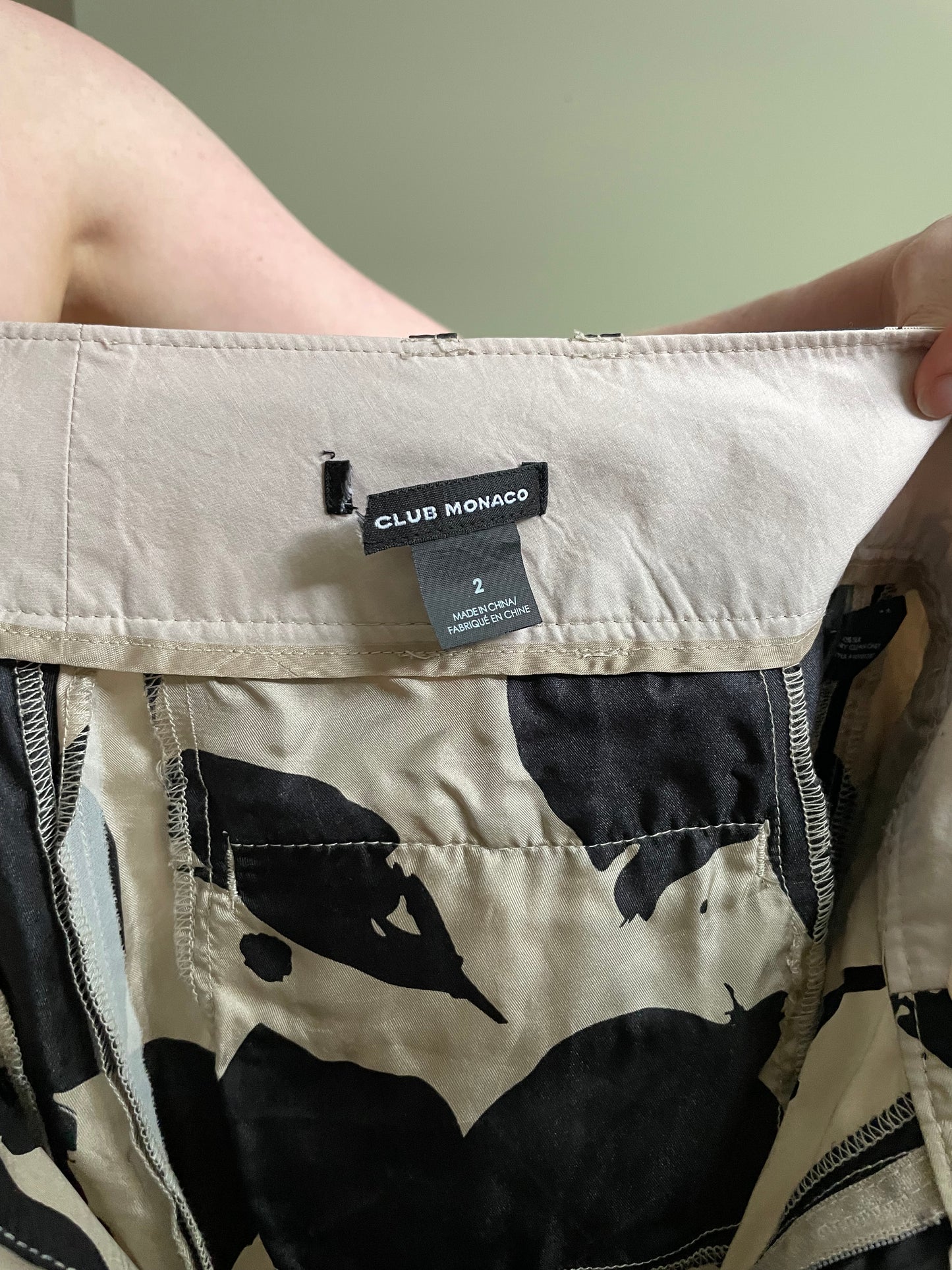 Club Monaco Black & Champagne Floral Silk Shorts – Size 2