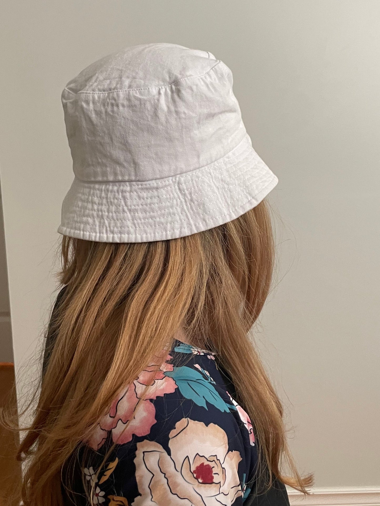 White Claw White Cotton Bucket Hat – One Size