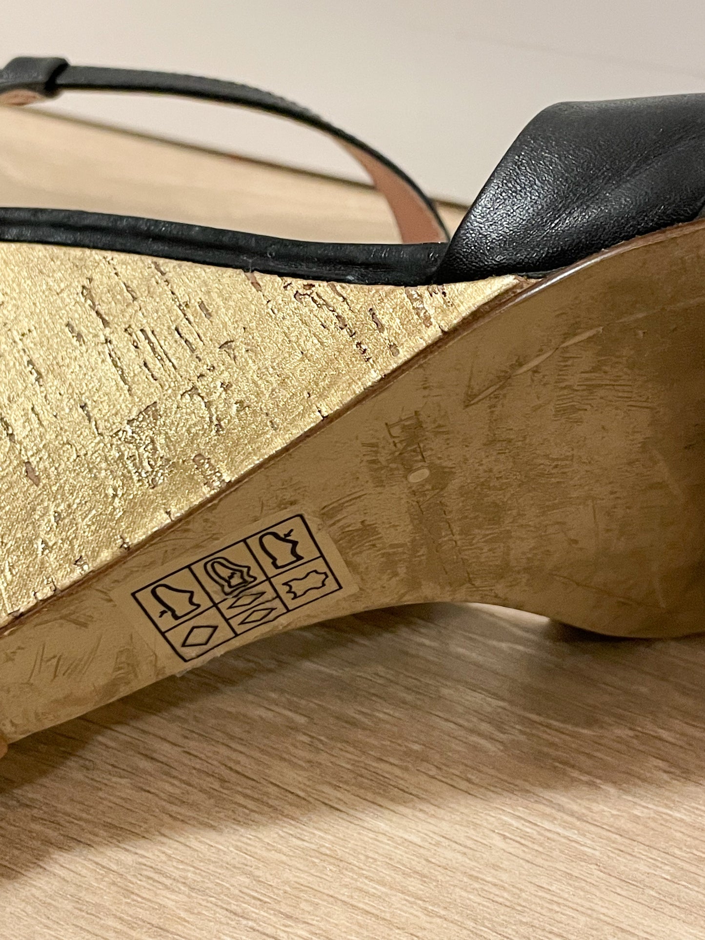 Enzo Angiolini Black Leather Strappy Sandals with Gold Wedge – Size 7.5
