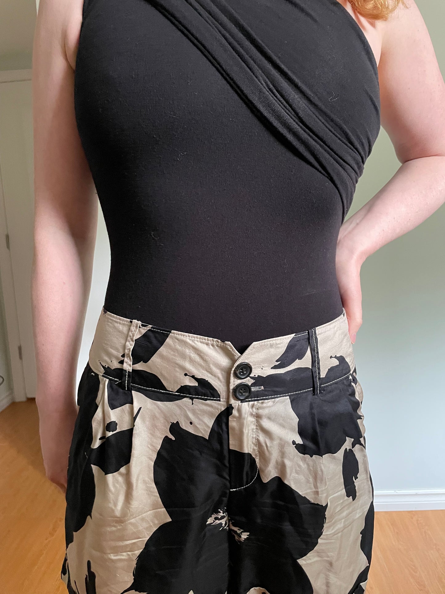 Club Monaco Black & Champagne Floral Silk Shorts – Size 2