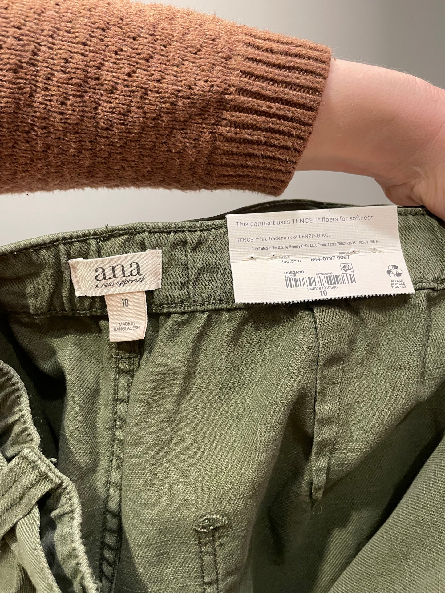 a.n.a Olive Green High-Rise Tapered Cargo Pants NWT – Size 10