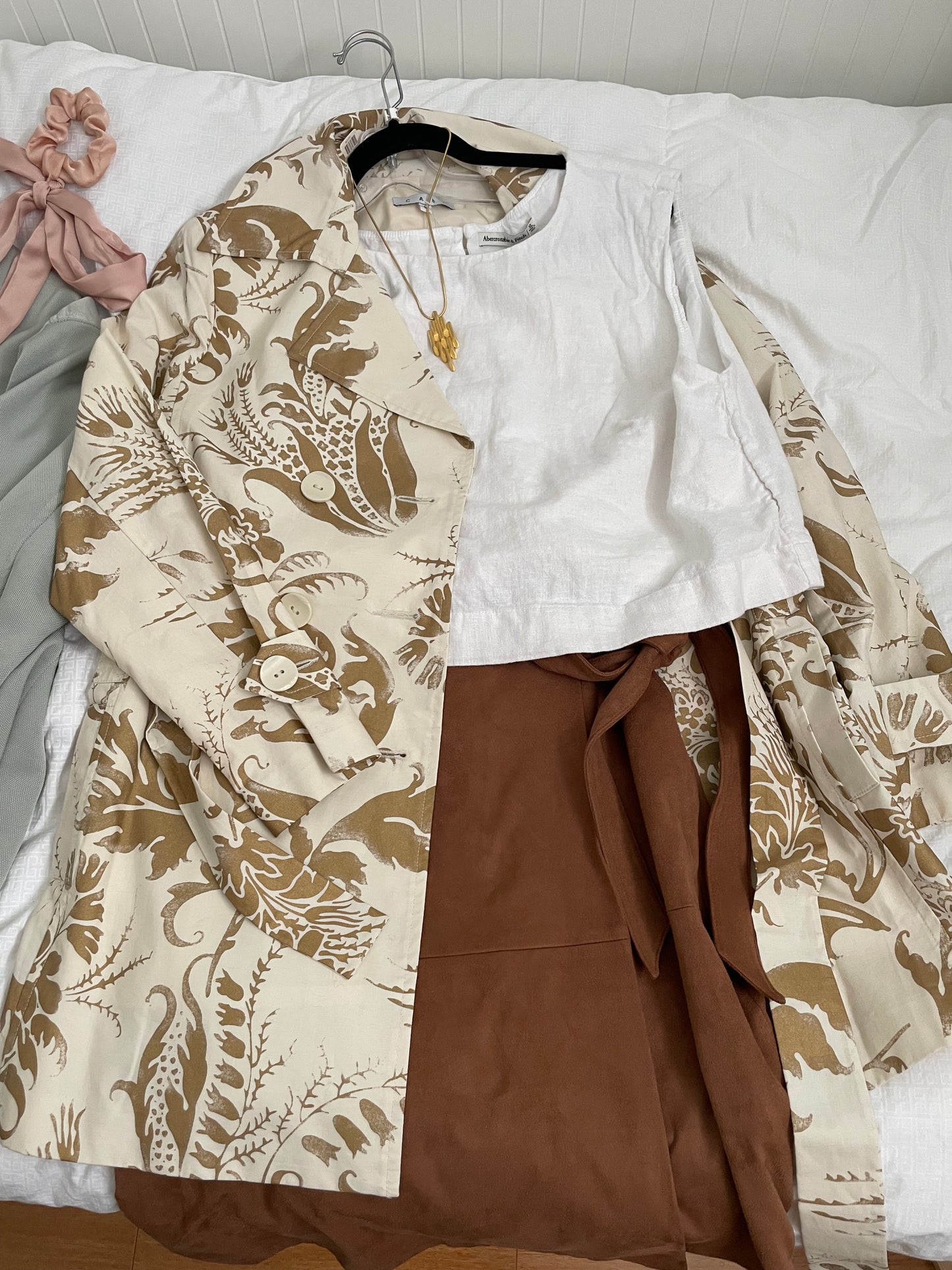 CAbi Gold Metallic and Cream Brocade Floral Cotton Linen Ladies Trench Coat NWT - Large