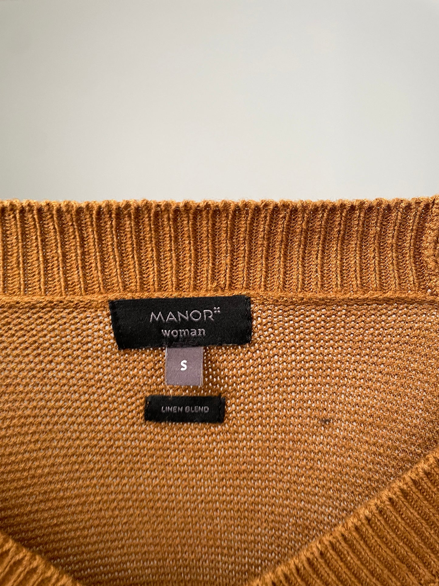 Manor Woman Camel Linen Blend V-Neck Knit Sweater – Small