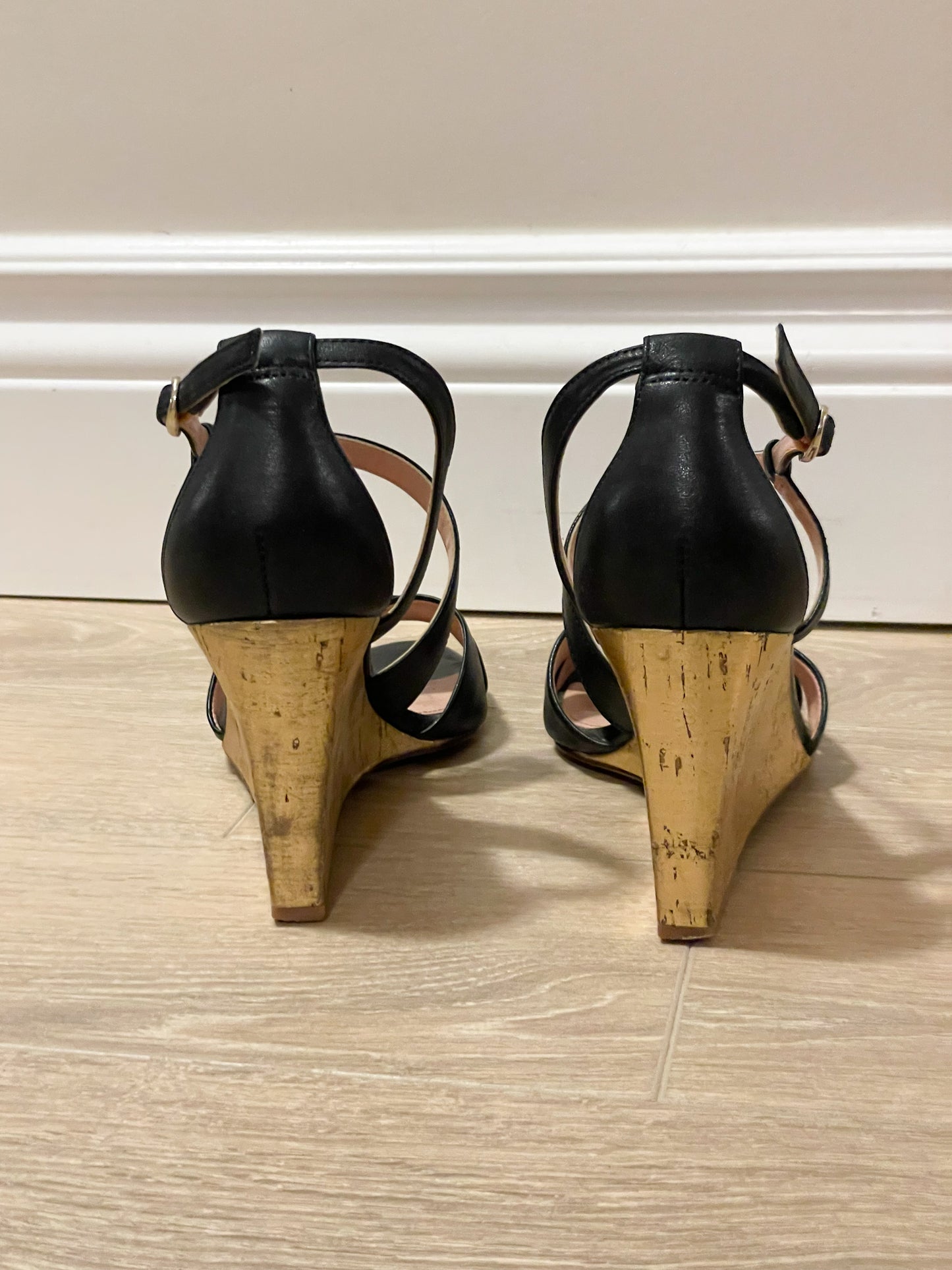 Enzo Angiolini Black Leather Strappy Sandals with Gold Wedge – Size 7.5